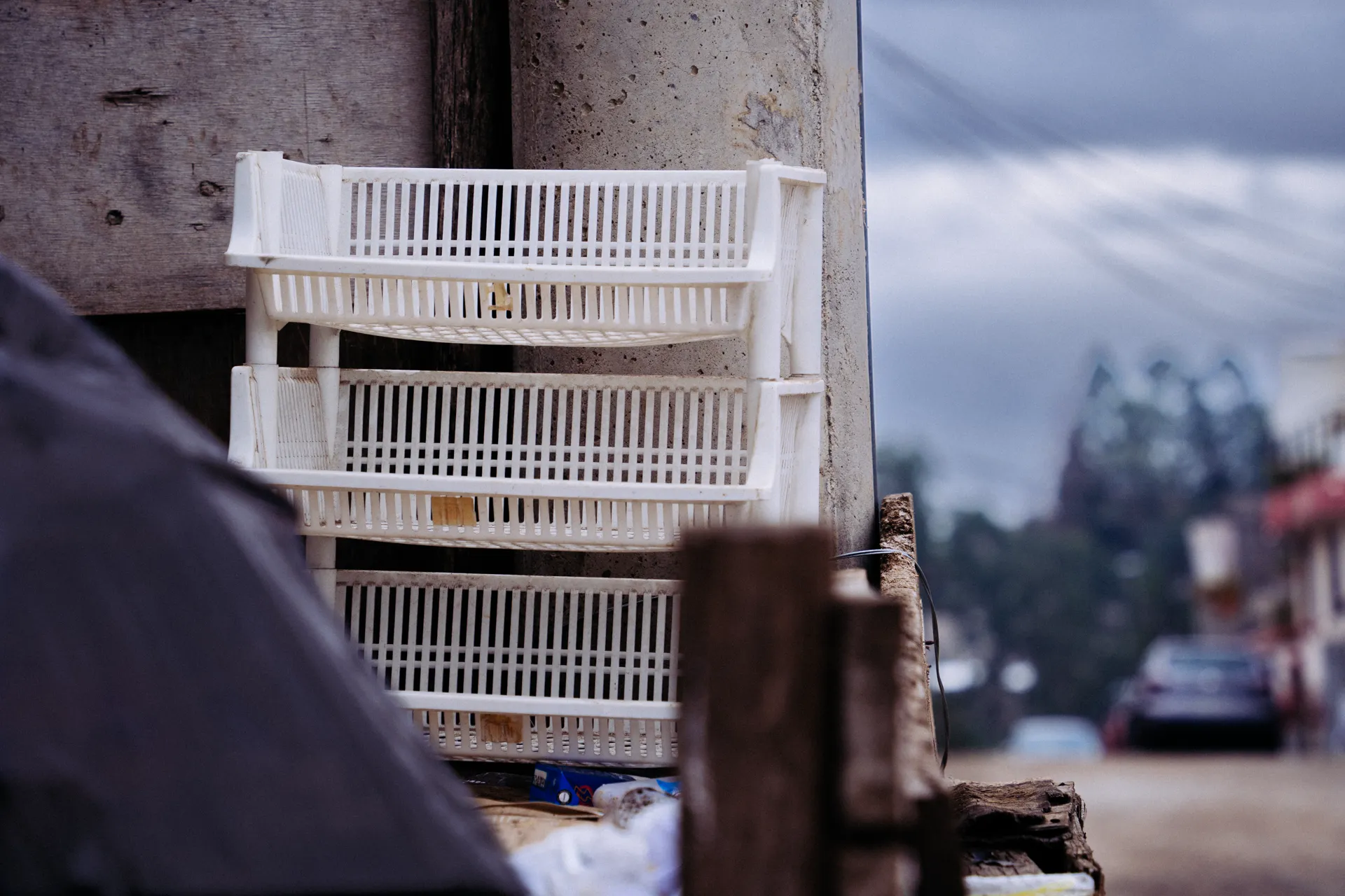 Entre la basura en un barrio de Quito se ha desechado un frutero Entre la basura en un barrio de Quito se ha desechado un frutero