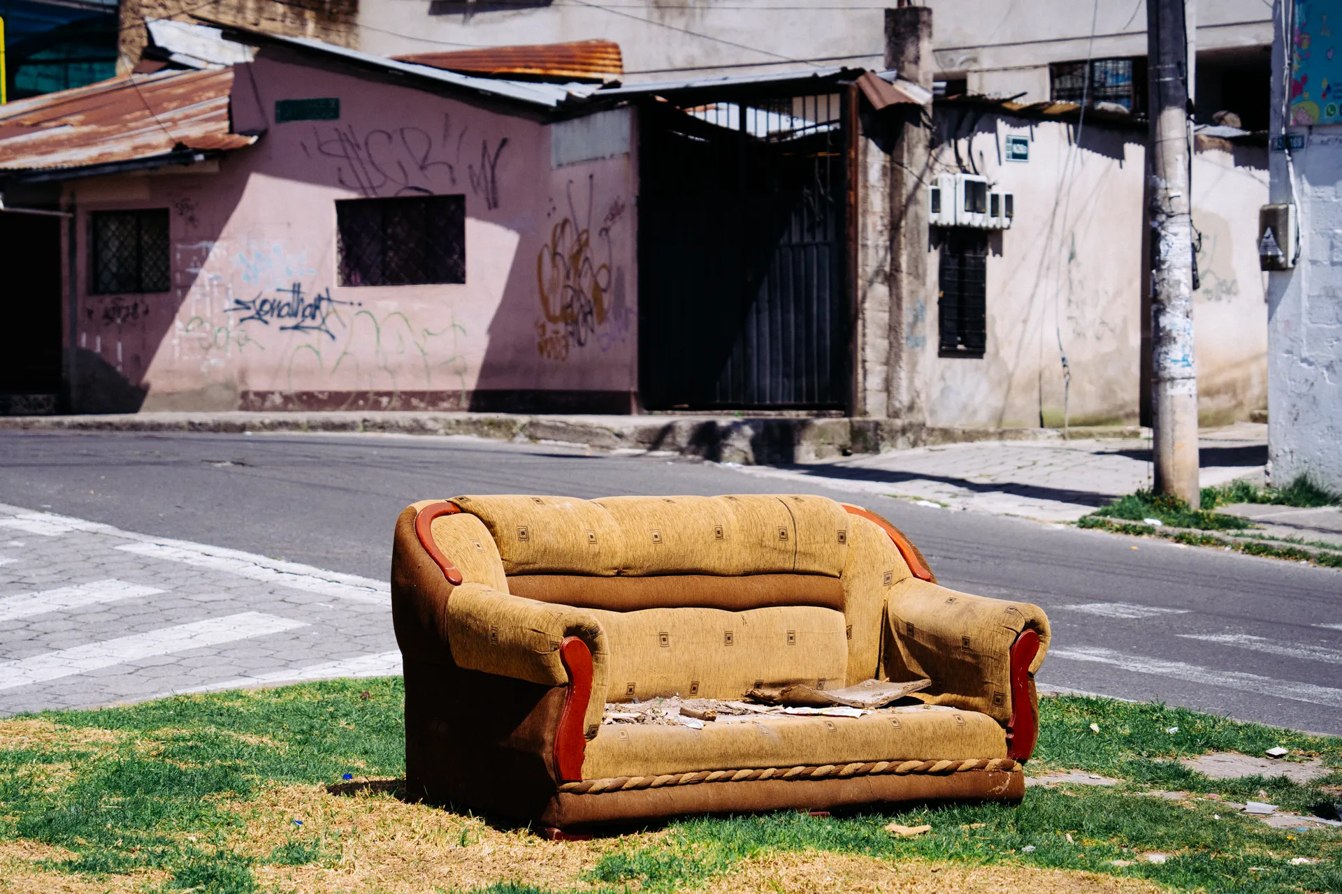 Un sofá está abandonado en una esquina al occidente de Quito Un sofá está abandonado en una esquina al occidente de Quito