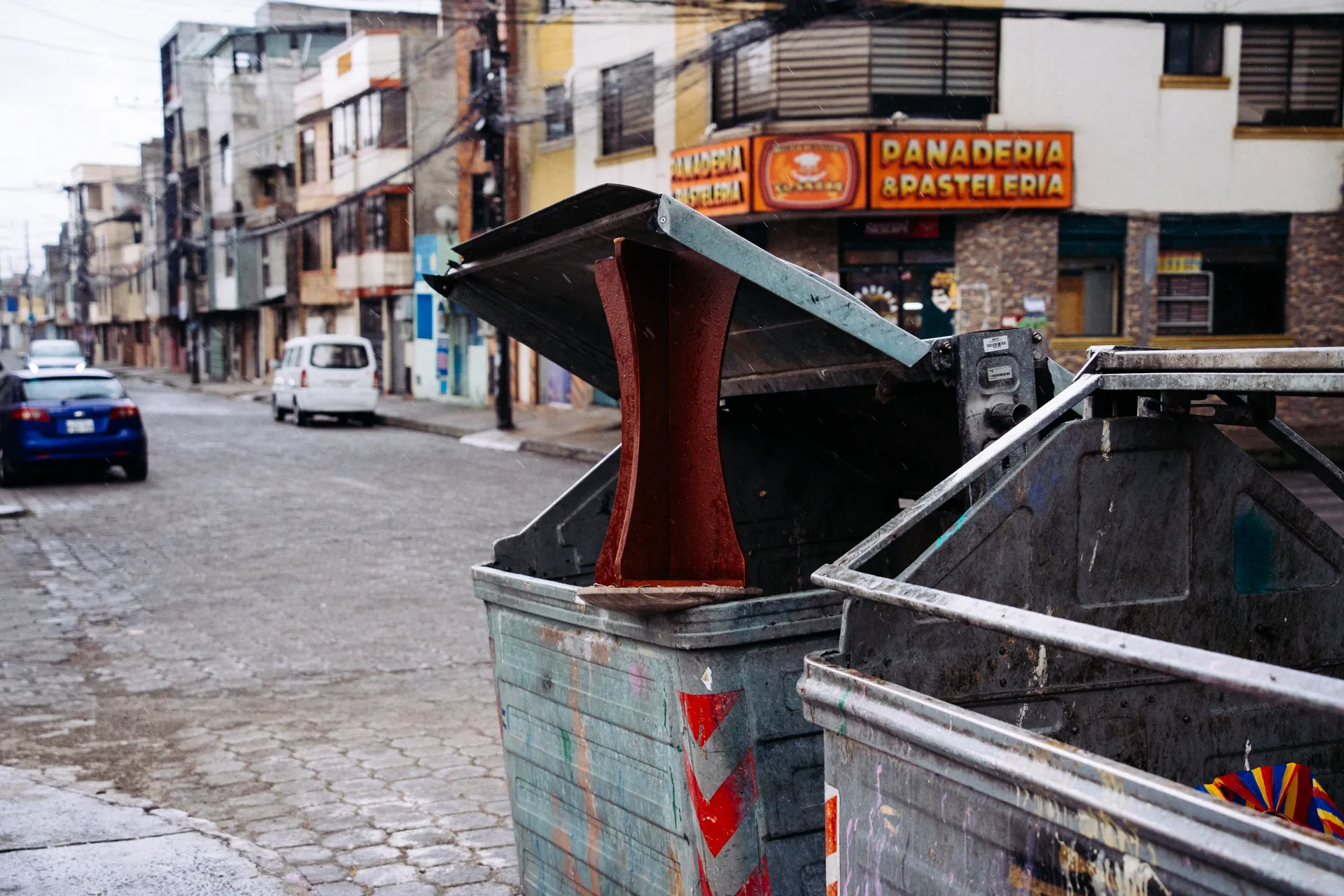 Un banco sostiene el bote de basura la sur de Quito Un banco sostiene el bote de basura la sur de Quito