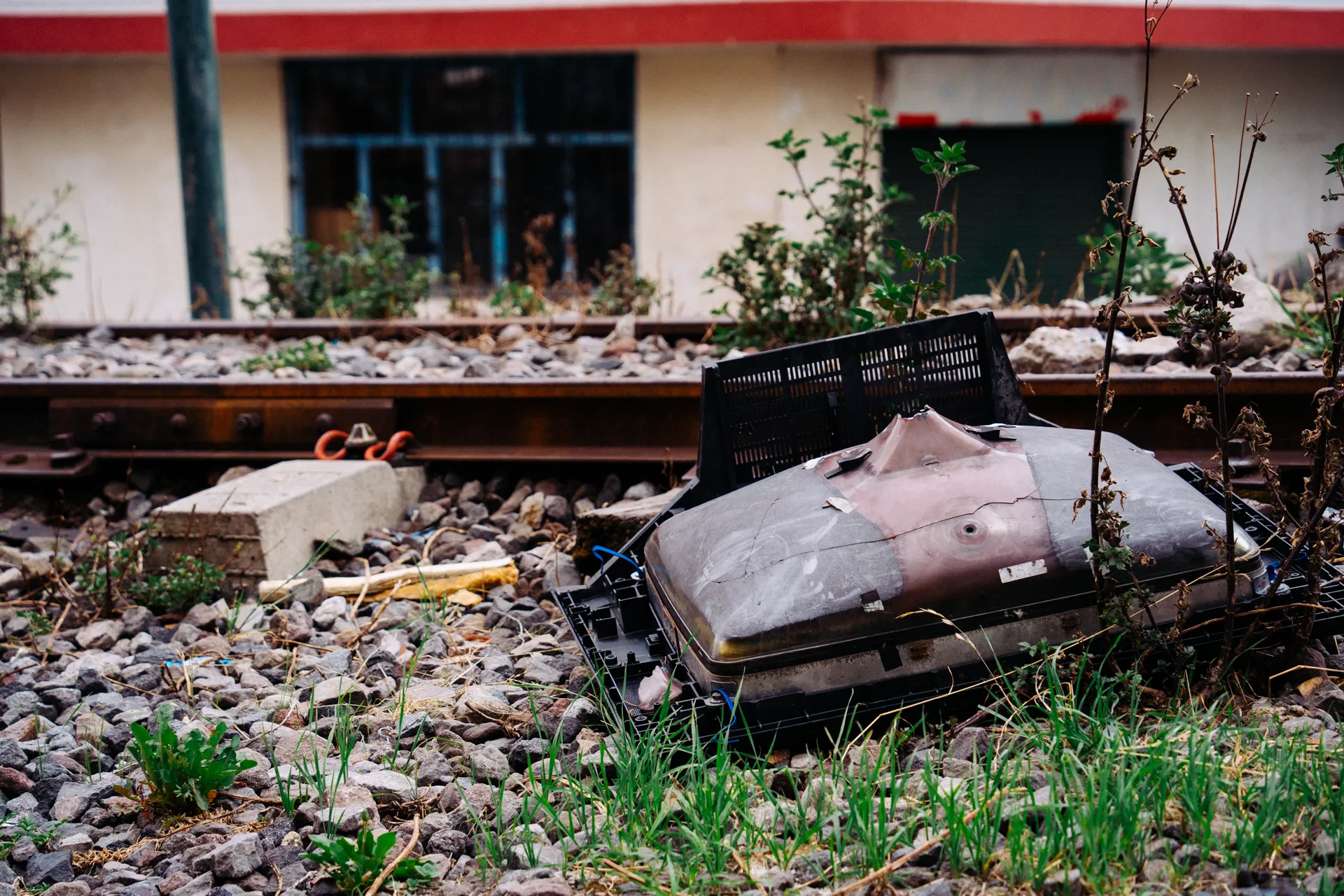 Televisor viejo ha sido abandonado al pie de las rieles del tren en Quito Televisor viejo ha sido abandonado al pie de las rieles del tren en Quito