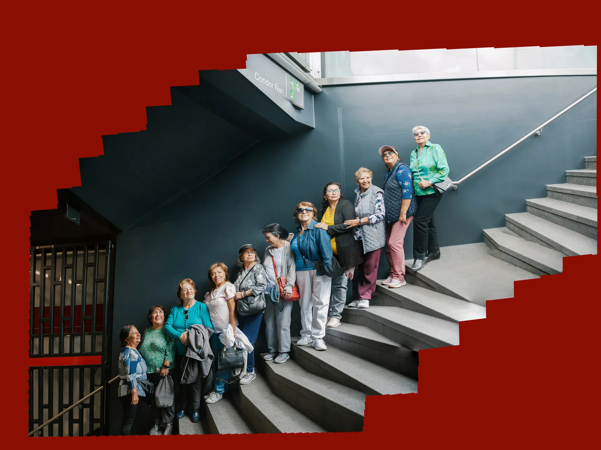 Señoras visitan el metro de Quito