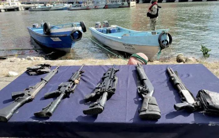 Miembros de las Fuerzas Armadas aseguran botes y armamento pesado, en Puerto Bolívar, en junio pasado. Foto: cortesía Fuerzas Armadas