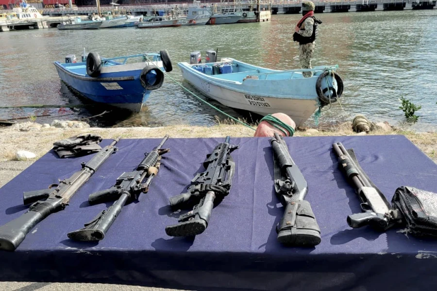Miembros de las Fuerzas Armadas aseguran botes y armamento pesado, en Puerto Bolívar, en junio pasado. Foto: cortesía Fuerzas Armadas
