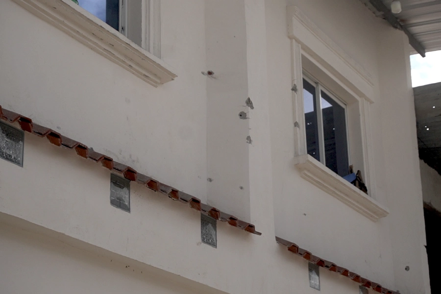 Las huellas de ataques armados con fusiles, en el callejón de Los Sandros, en Puerto Bolívar, cuyo nombre se debe a que en ese sector operaba la banda de ese mismo nombre. Foto: Mongabay Latam