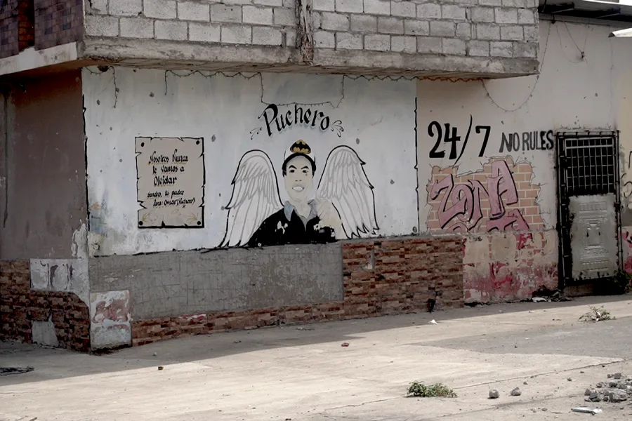 En Puerto Bolívar se han pintado murales para recordar a personas que han muerto de forma violenta, en medio del conflicto entre bandas. Foto: Mongabay Latam