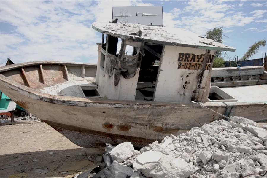Embarcación abandonada en uno de los atracaderos que existen en áreas deprimidas de Puerto Bolívar. La pesca artesanal se ha vuelto un oficio poco rentable, según pescadores. Foto: Mongabay Latam