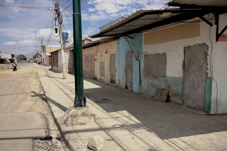 Casas selladas tras ser abandonadas en el puerto. Foto: Mongabay Latam