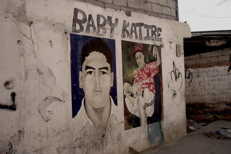 Miembro de una banda asesinado pintado en una pared. Foto: Mongabay Latam