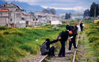 Dos niños juegan sobre las rieles del tren en el sur de Quito