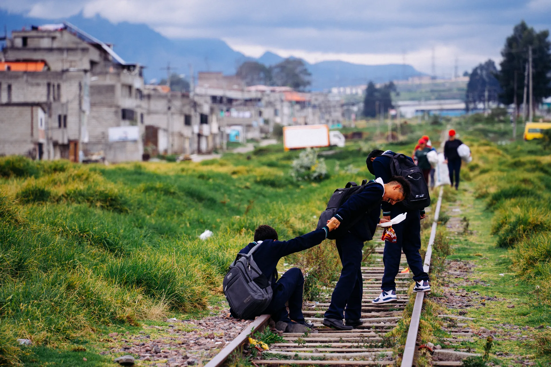 Dos niños juegan sobre las rieles del tren en el sur de Quito