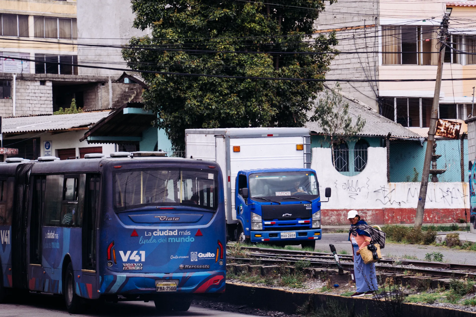 Cerca de Chiriyacu, una mujer cruza entre medio de transporte