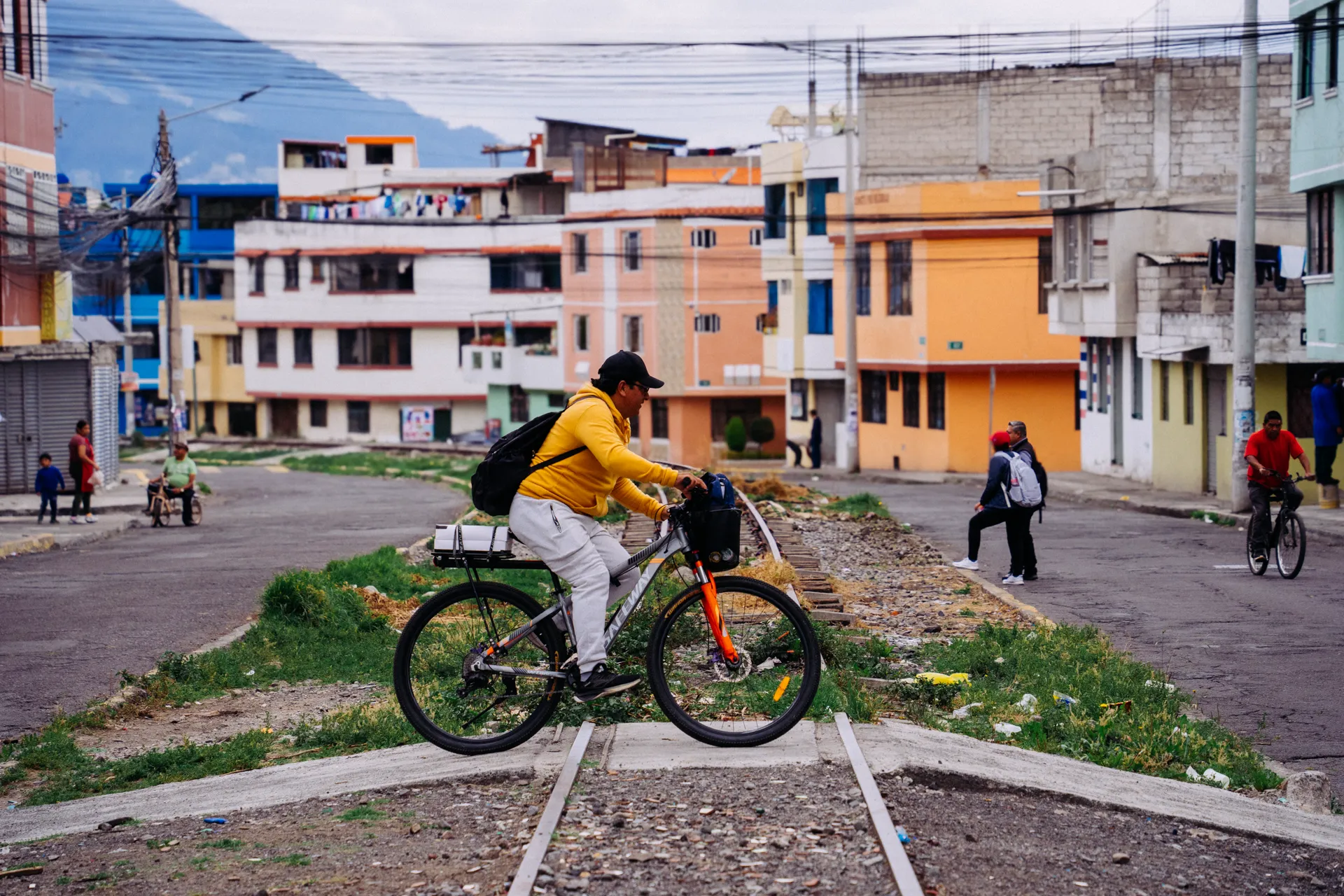 Ya nadie ve para los lados en los cruces del tren al sur de Quito