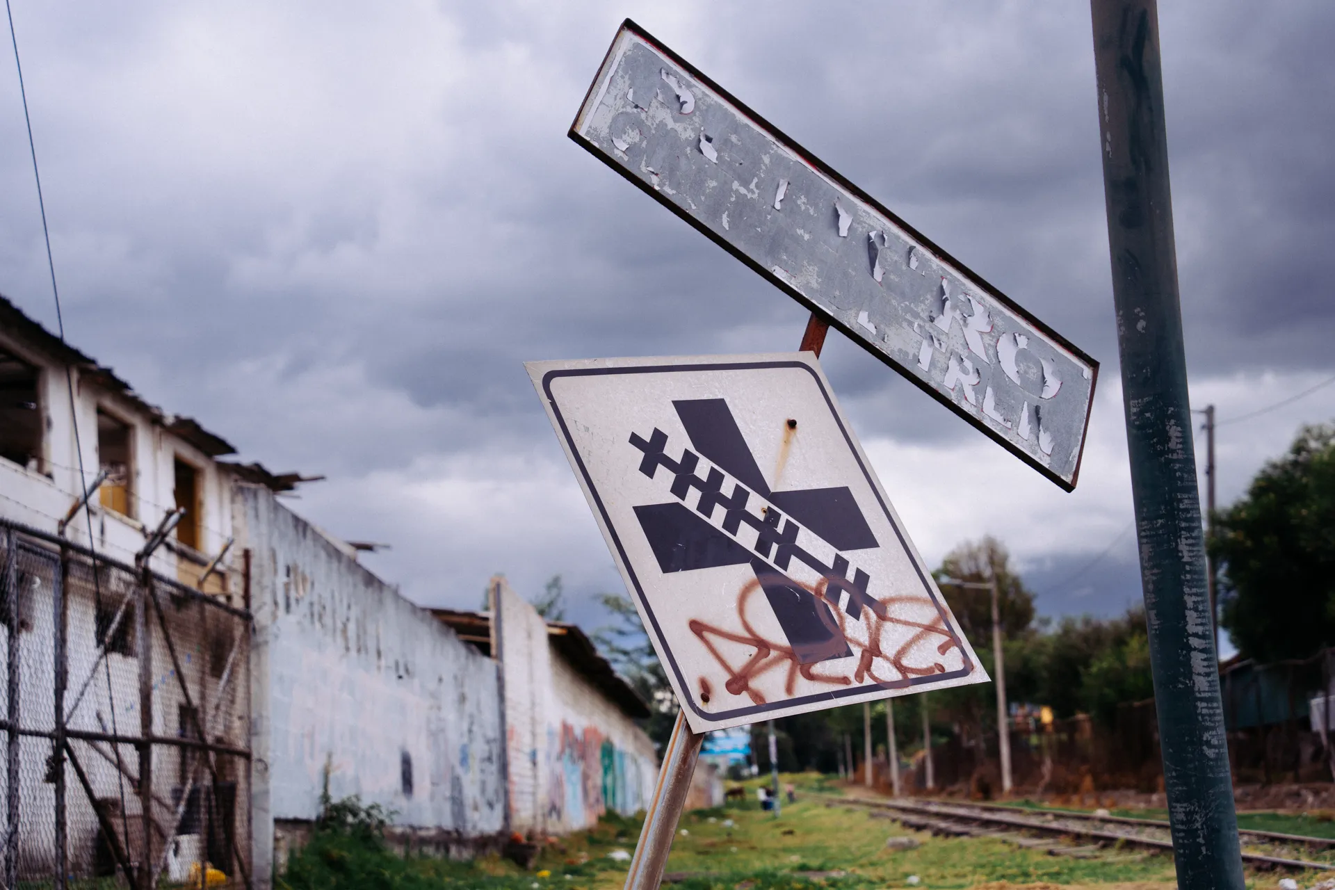 Una señal ferroviaria en el sur de Quito, caída en abandono