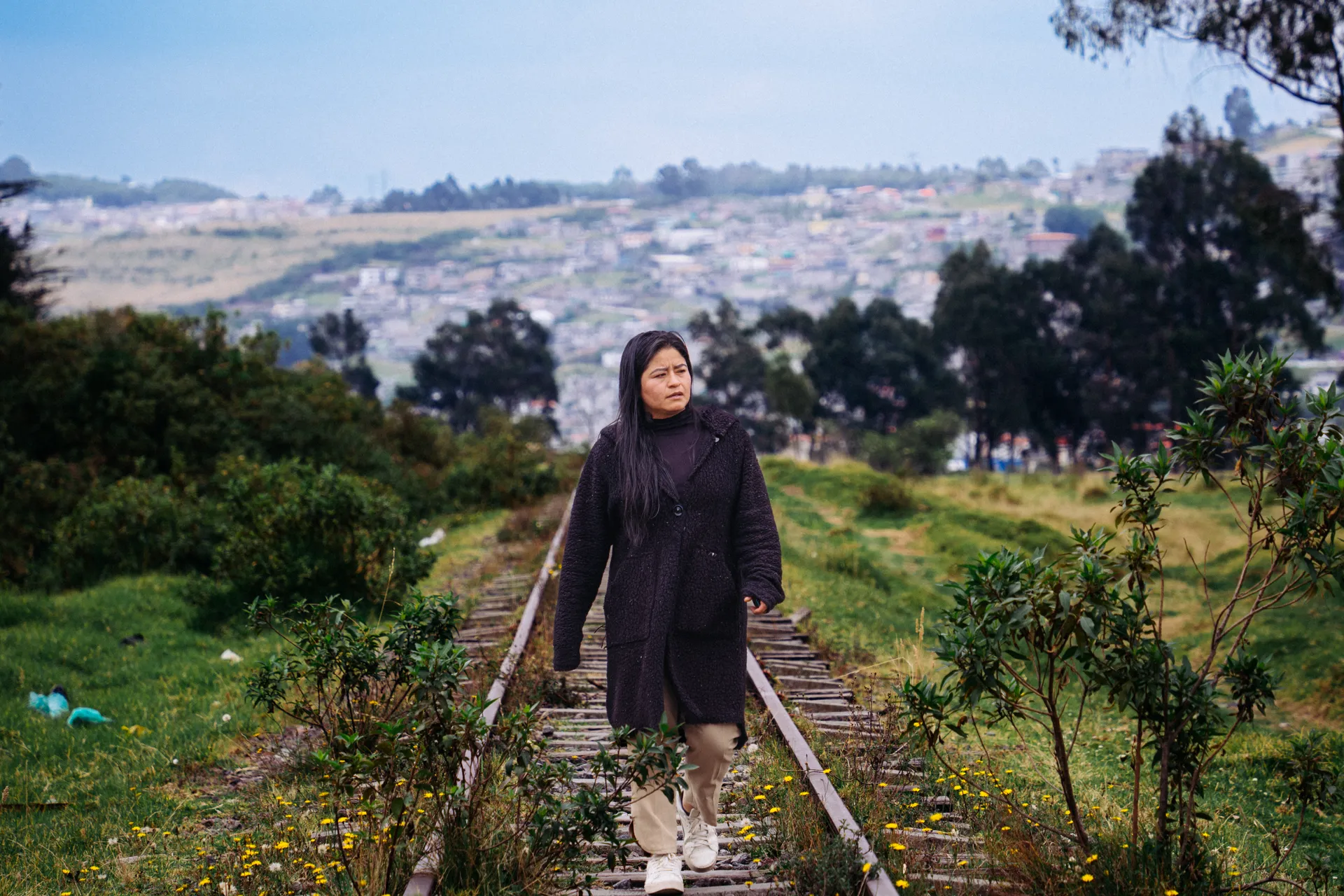 Una mujer camina por la riel del tren abandonado, cerca de la Magdalena