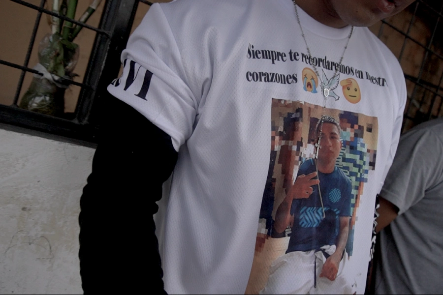 Pescadores sobreviven entre piratas. Vecinos velan el cuerpo de un joven baleado en altamar, en Puerto Bolívar, Machala, provincia de El Oro. Foto: Mongabay Latam