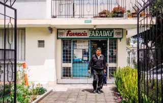 Faraday es una farmacia en la calle Villalengua que lleva 50 años abierta
