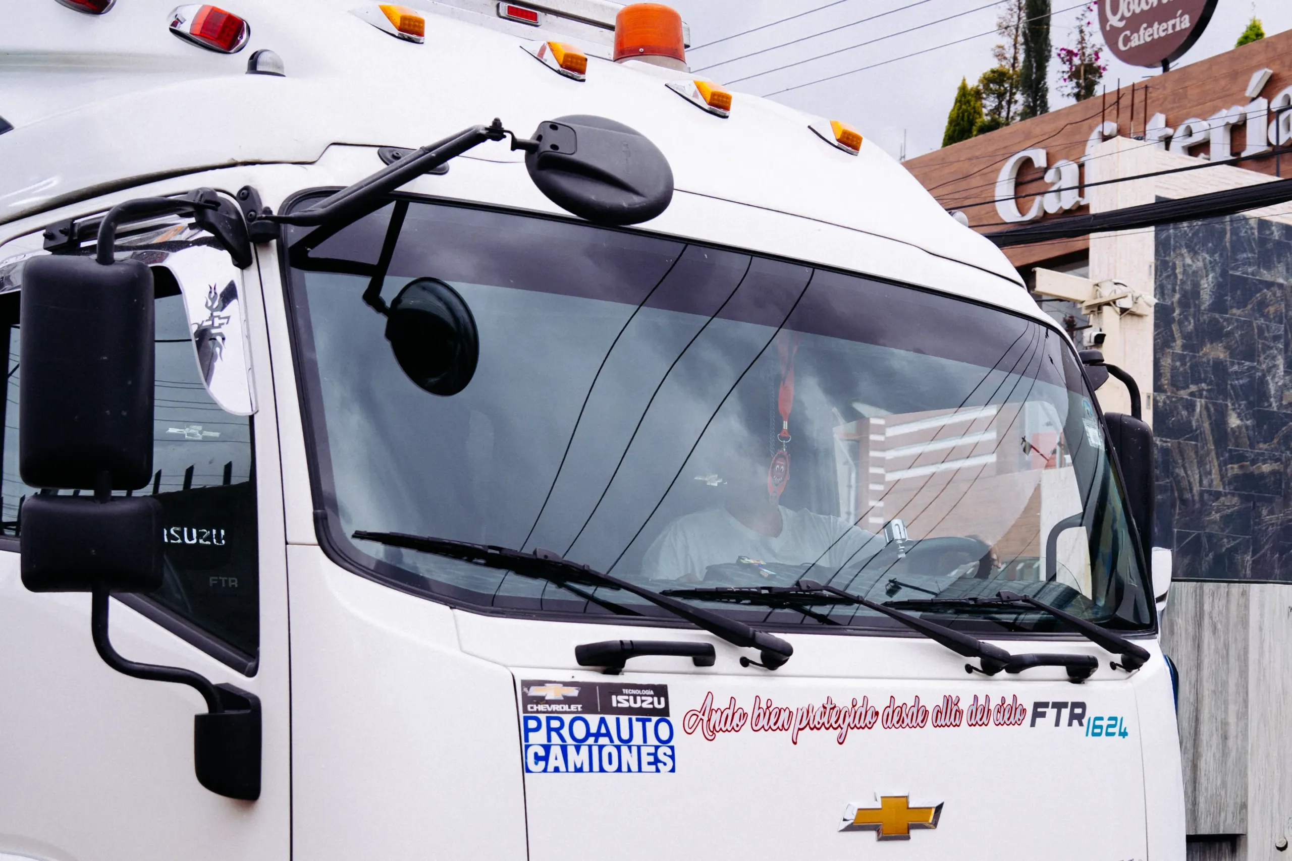 FRASES TRANSPORTE_15 camión blanco con frases en el vidrio