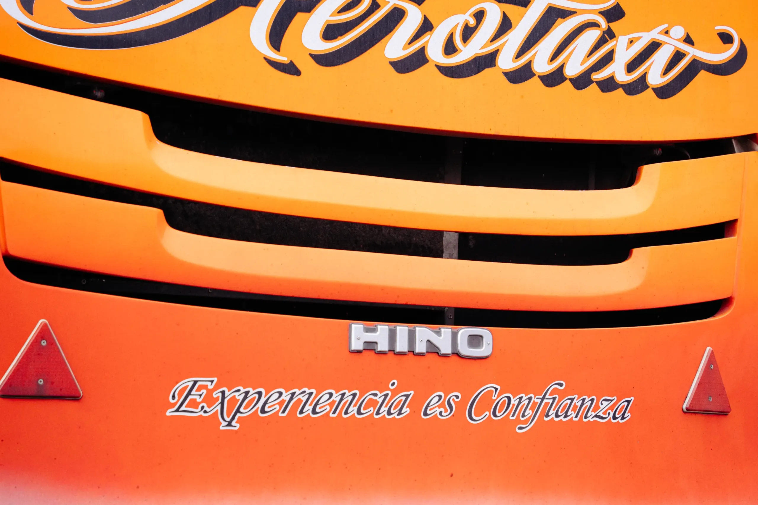 FRASES TRANSPORTE_4 bus en la carretera con frases