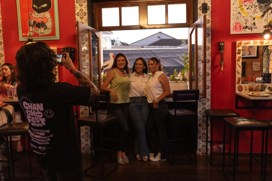 tres mujeres tomandose una foto en un balcon