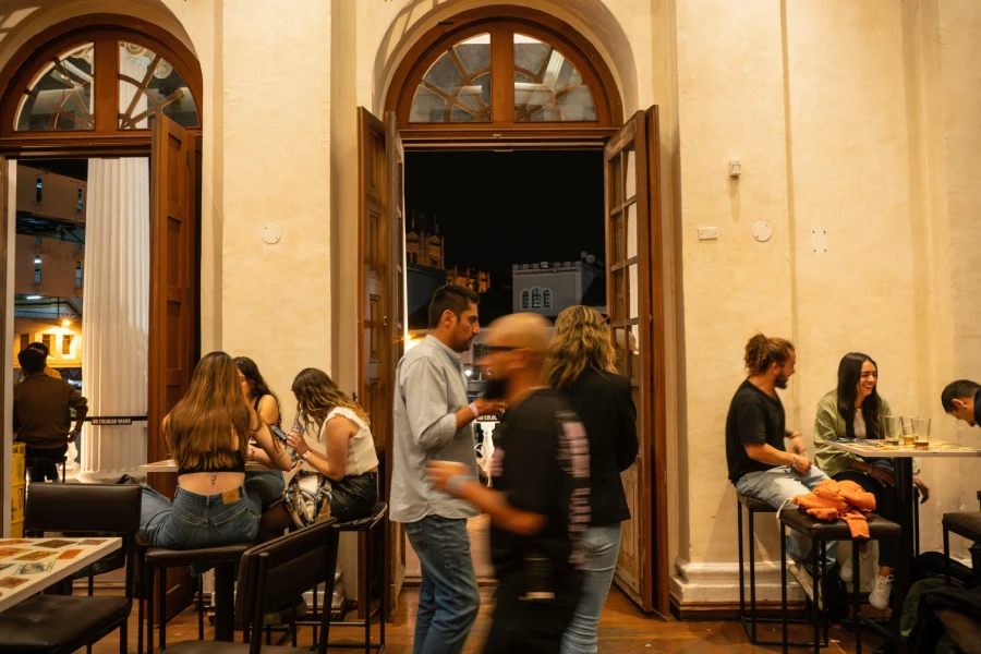 persona caminando en Andes