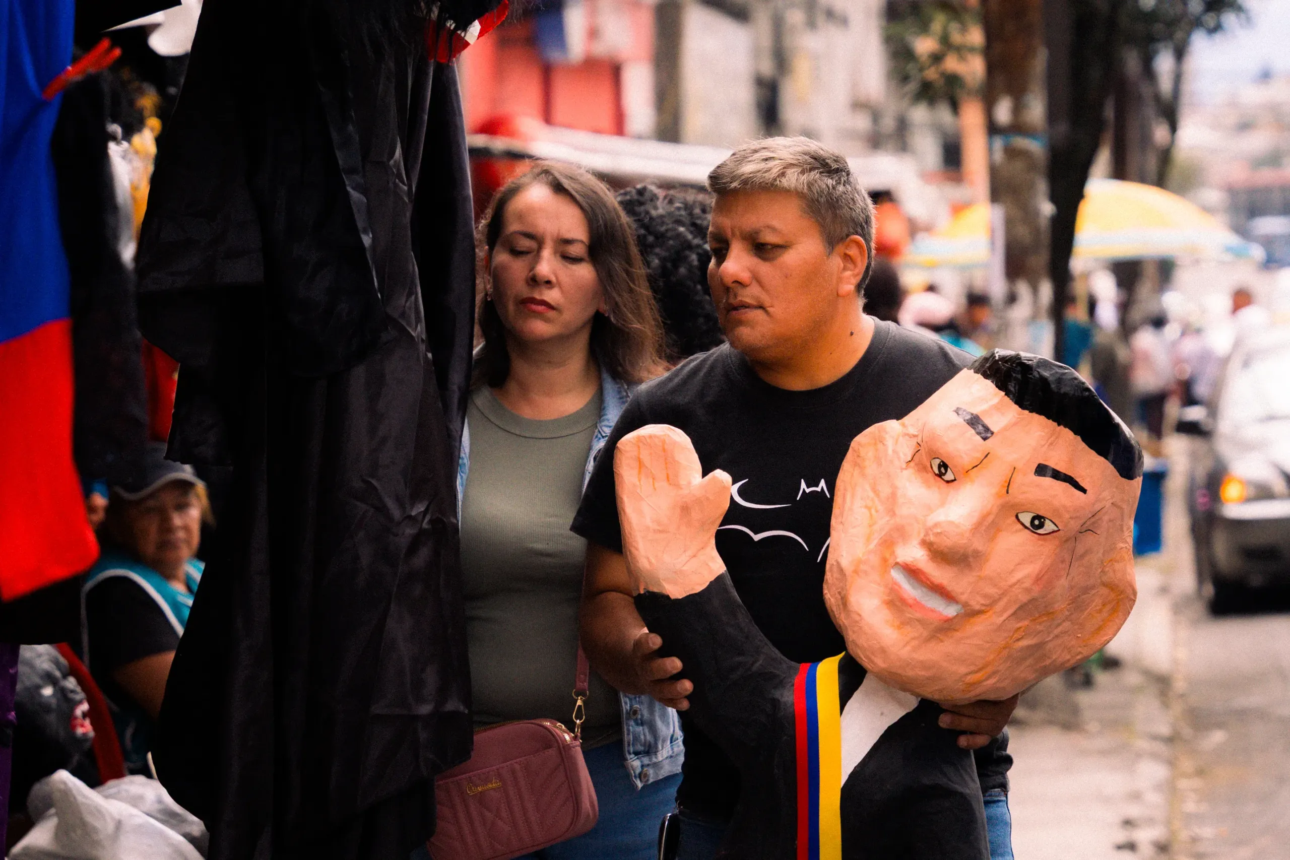 Gente comprando cosas de fin de a&ntilde;o
