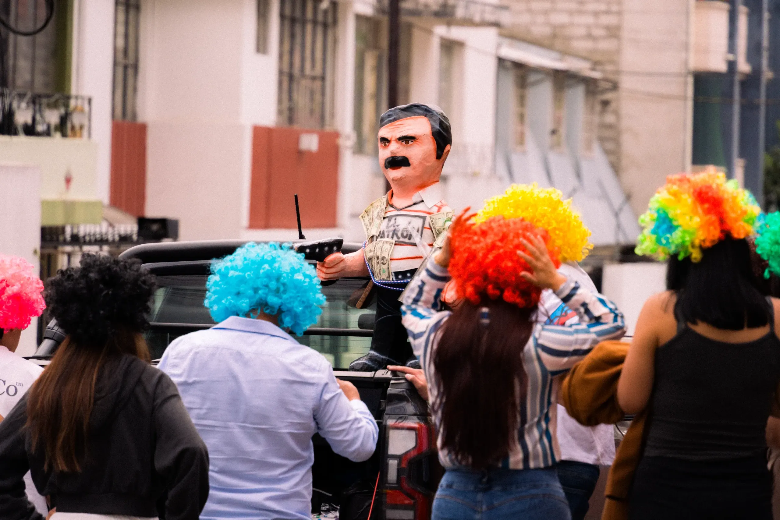 A&ntilde;os viejos en Quito y gente con pelucas