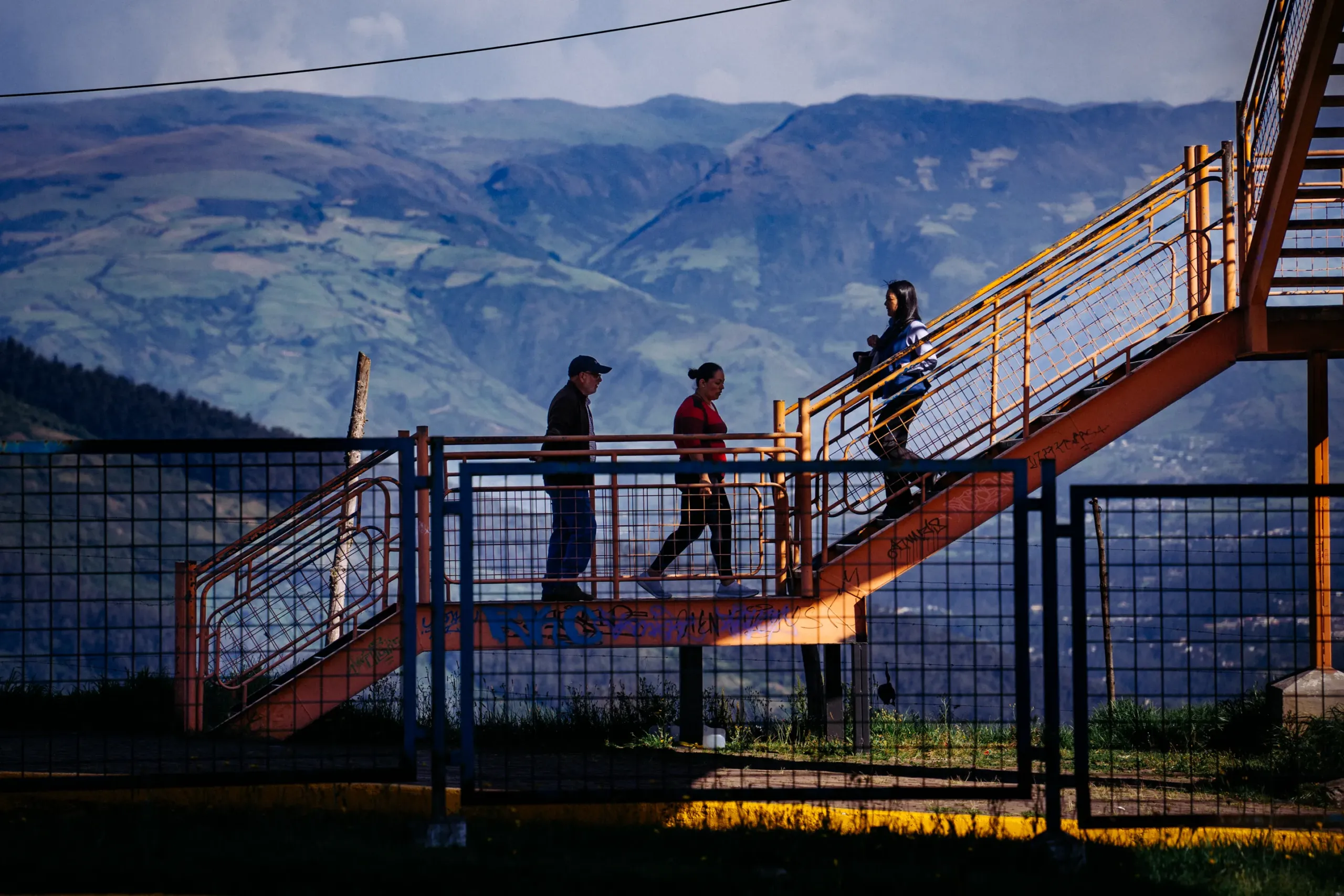 La gente del Valle de los chillos cruzando sus puentes La gente del Valle de los chillos cruzando sus puentes