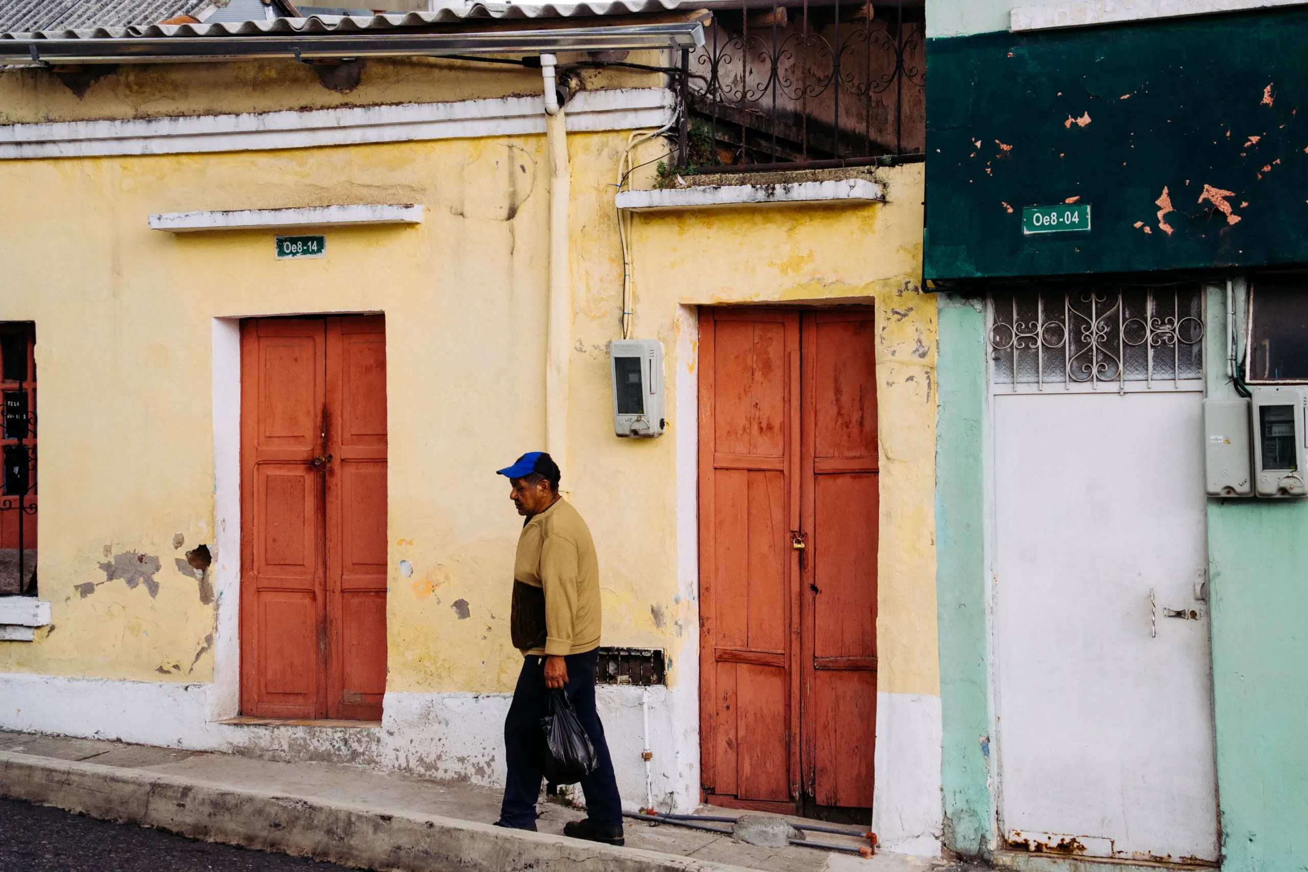 CASAS COLORES SAN JUAN (11 de 17) Un vecino frente a una puerta en el histórico barrio