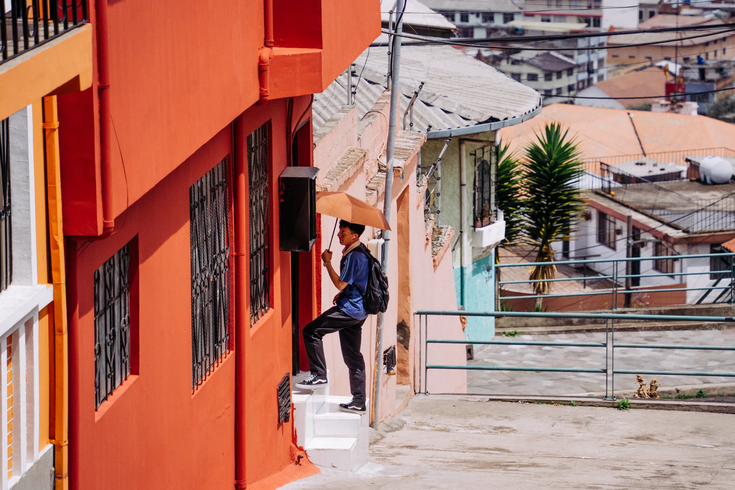 CASAS COLORES SAN JUAN (8 de 17) Un vecino llegando a su casa