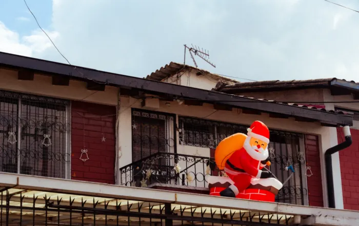 Adornos navide&ntilde;os en Quito: todo un poco fuera de contexto