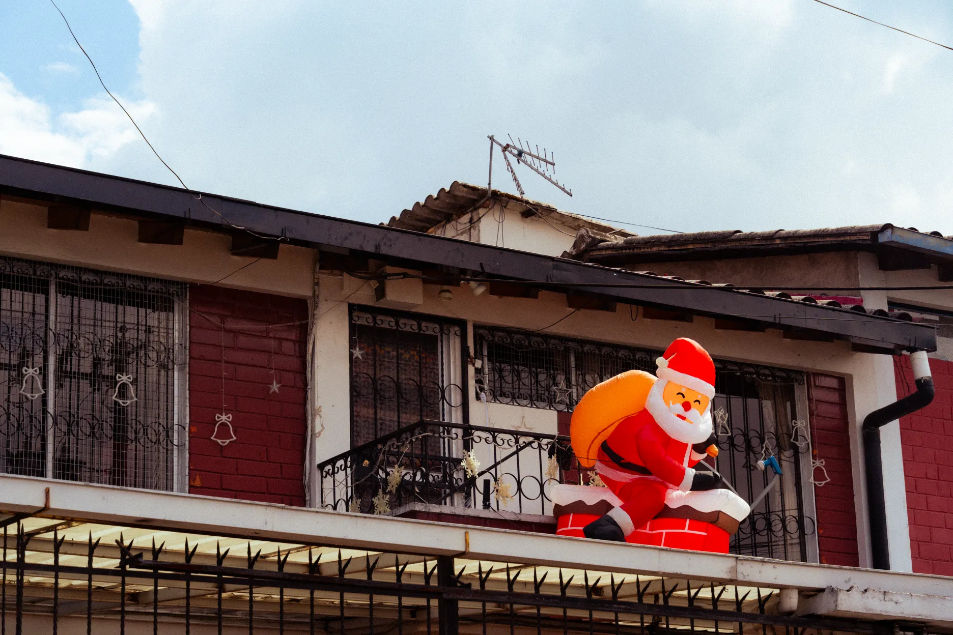 Adornos navide&ntilde;os en Quito: todo un poco fuera de contexto