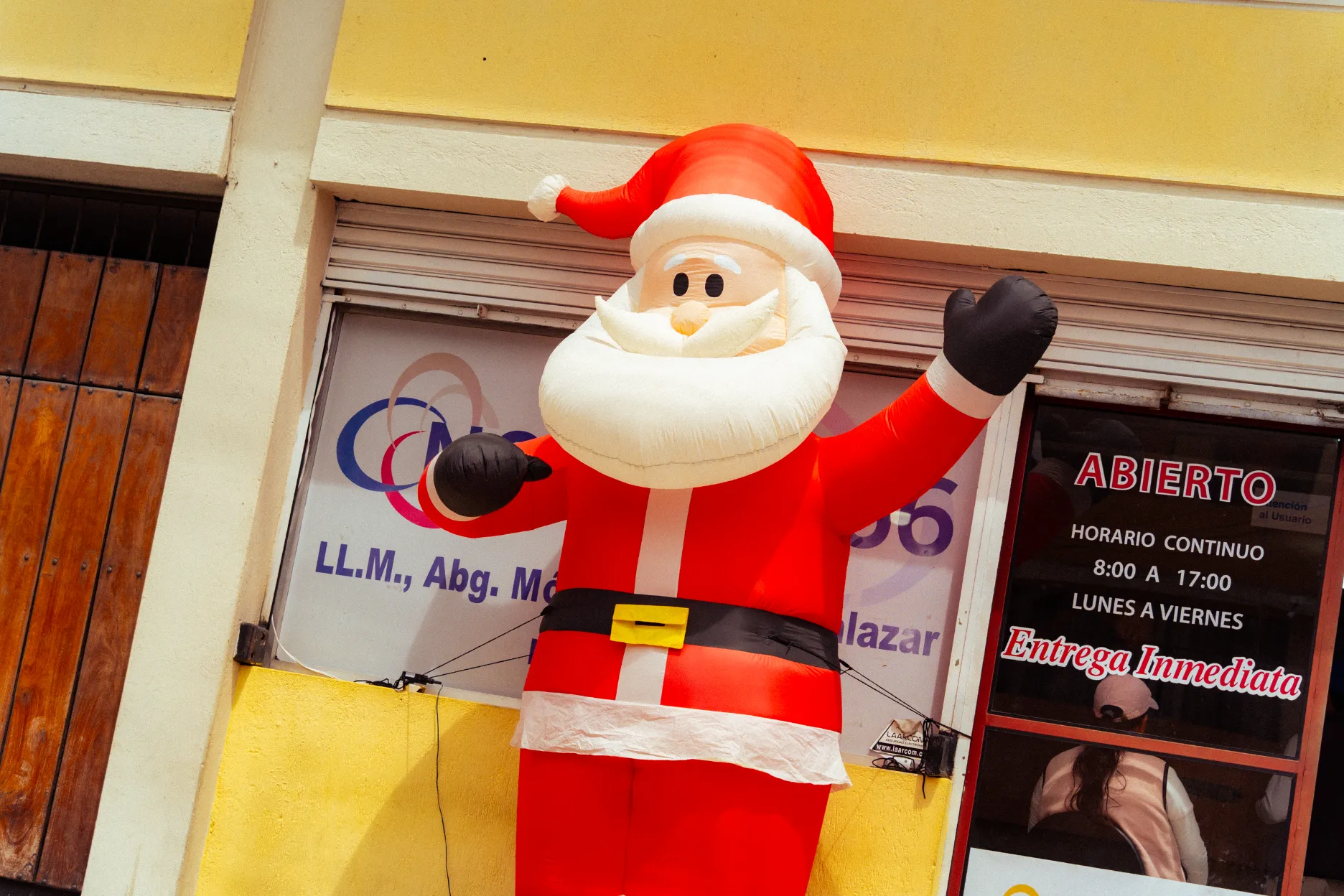 Pap&aacute; Noel afuera de la notar&iacute;a