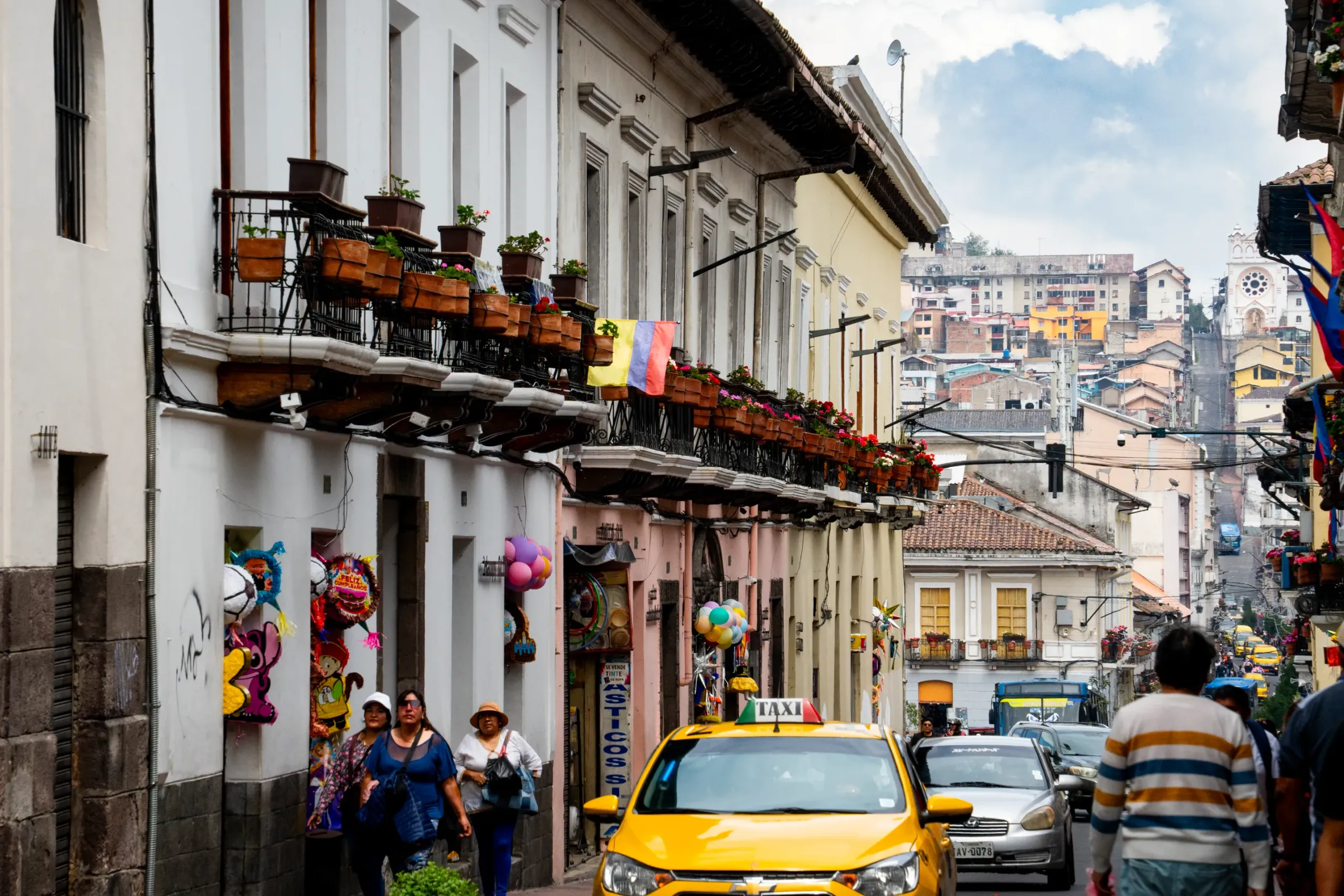 El cielo de Quito, sus calles, y sus balcones El cielo de Quito, sus calles, y sus balcones
