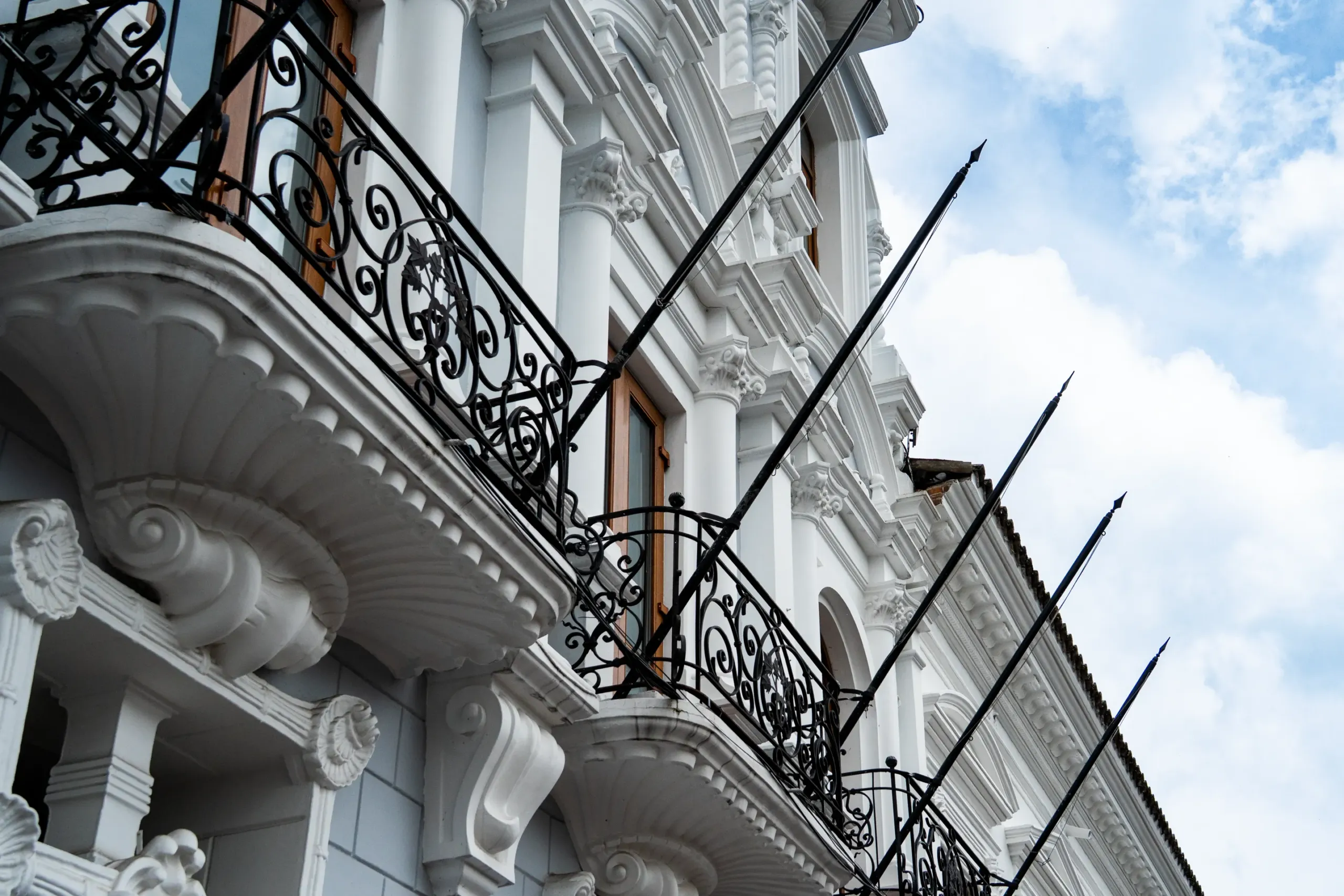 También hay más señoriales en la Plaza de la Independencia También hay más señoriales en la Plaza de la Independencia