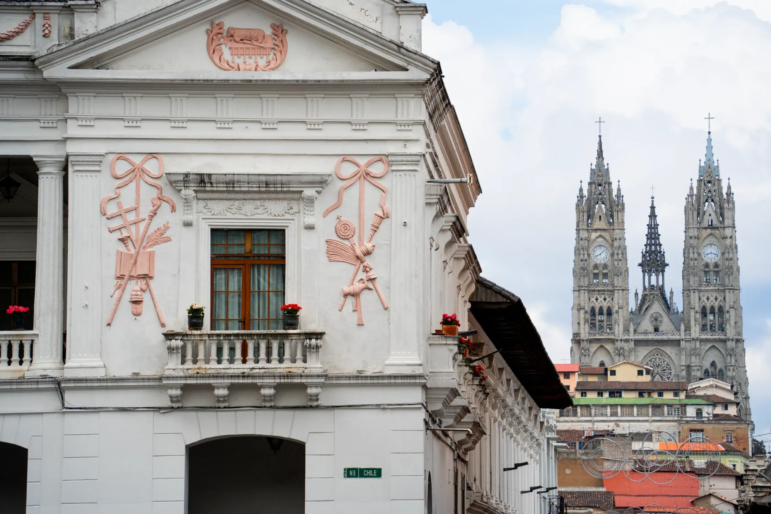 La Basílica y el Palacio del Nuncio La Basílica y el Palacio del Nuncio