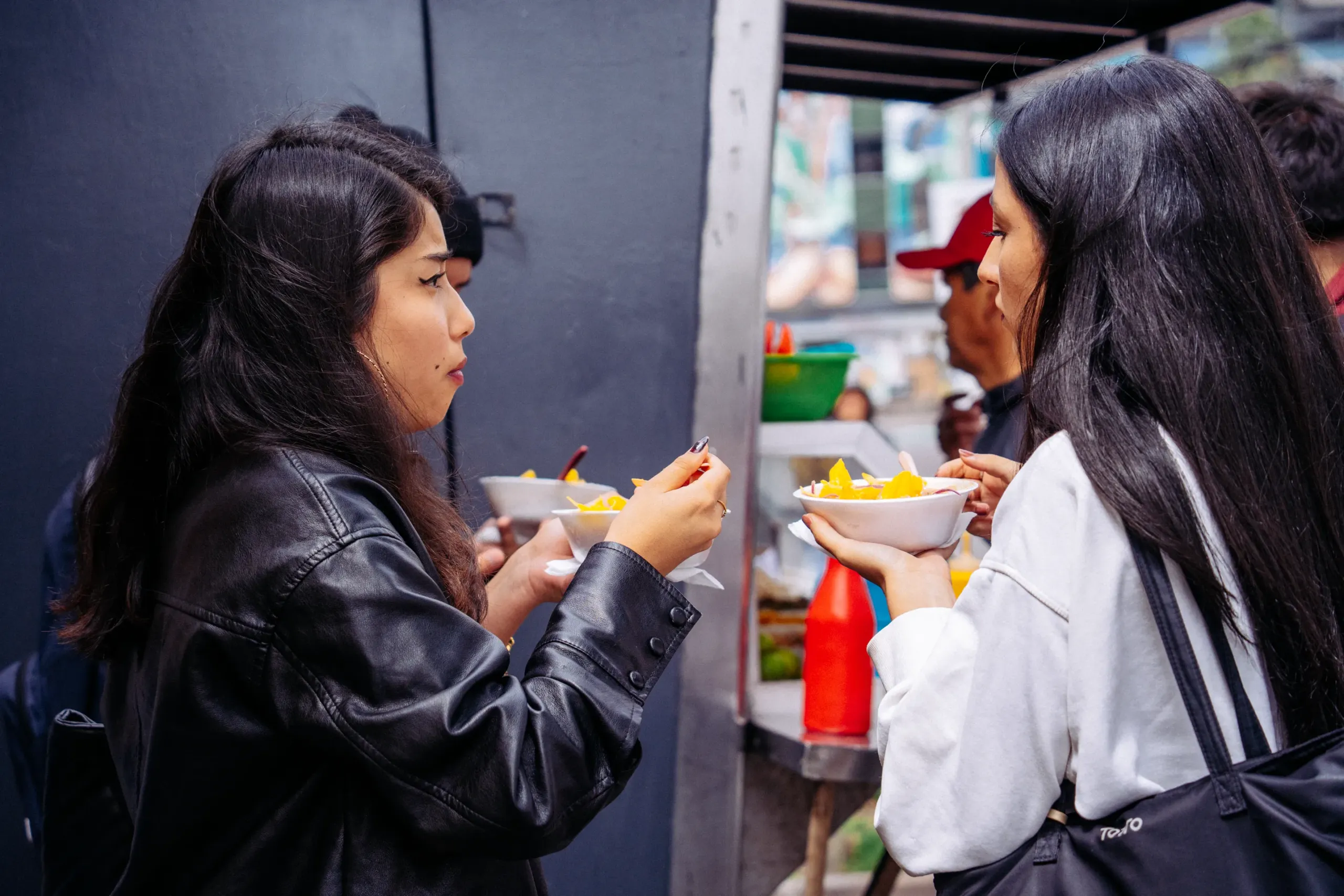 Unos estudiantes comen cevichocho
