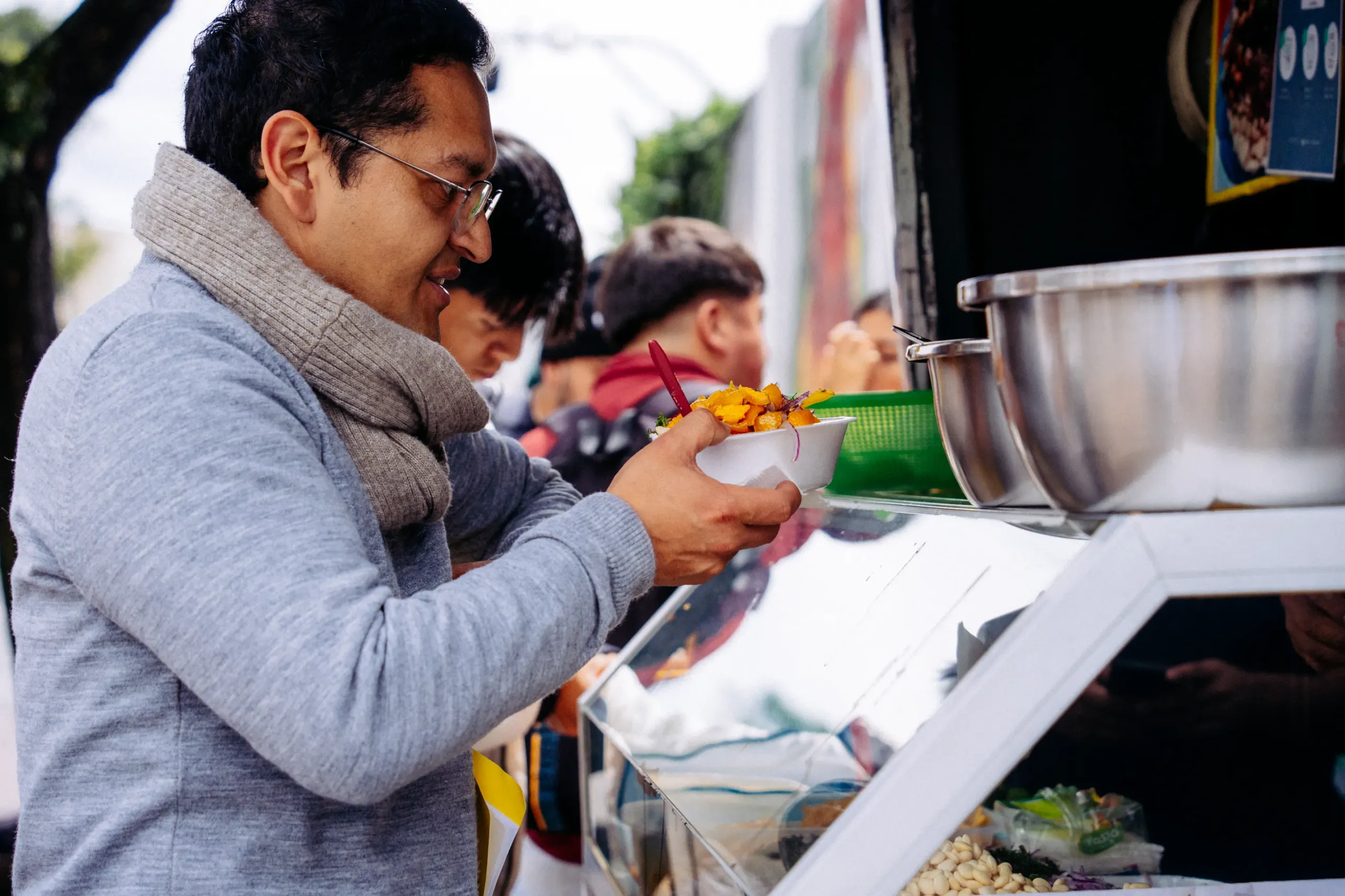 Un comensal a punto de comerse su cevichocho
