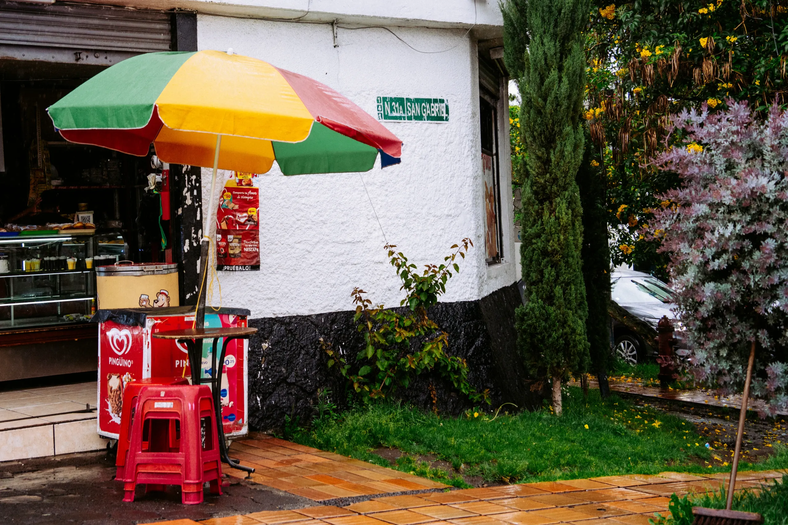 Al pie de una tienda en Quito, sillas y un paraguas