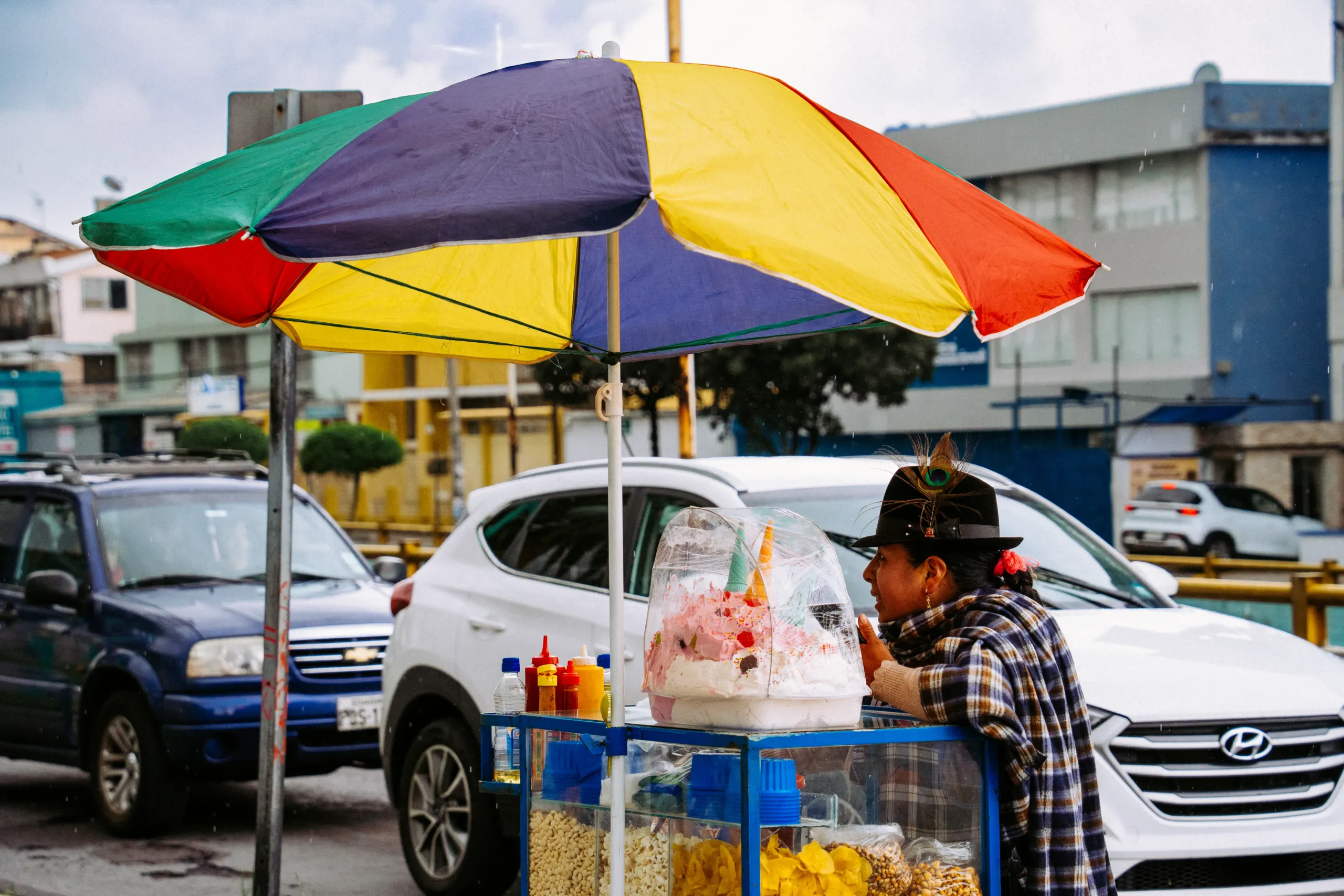 Los parasoles multicolores que pueblan Quito pertenecen a una familia globalista aunque hayan adquirido identidad local: el verdadero glocal.