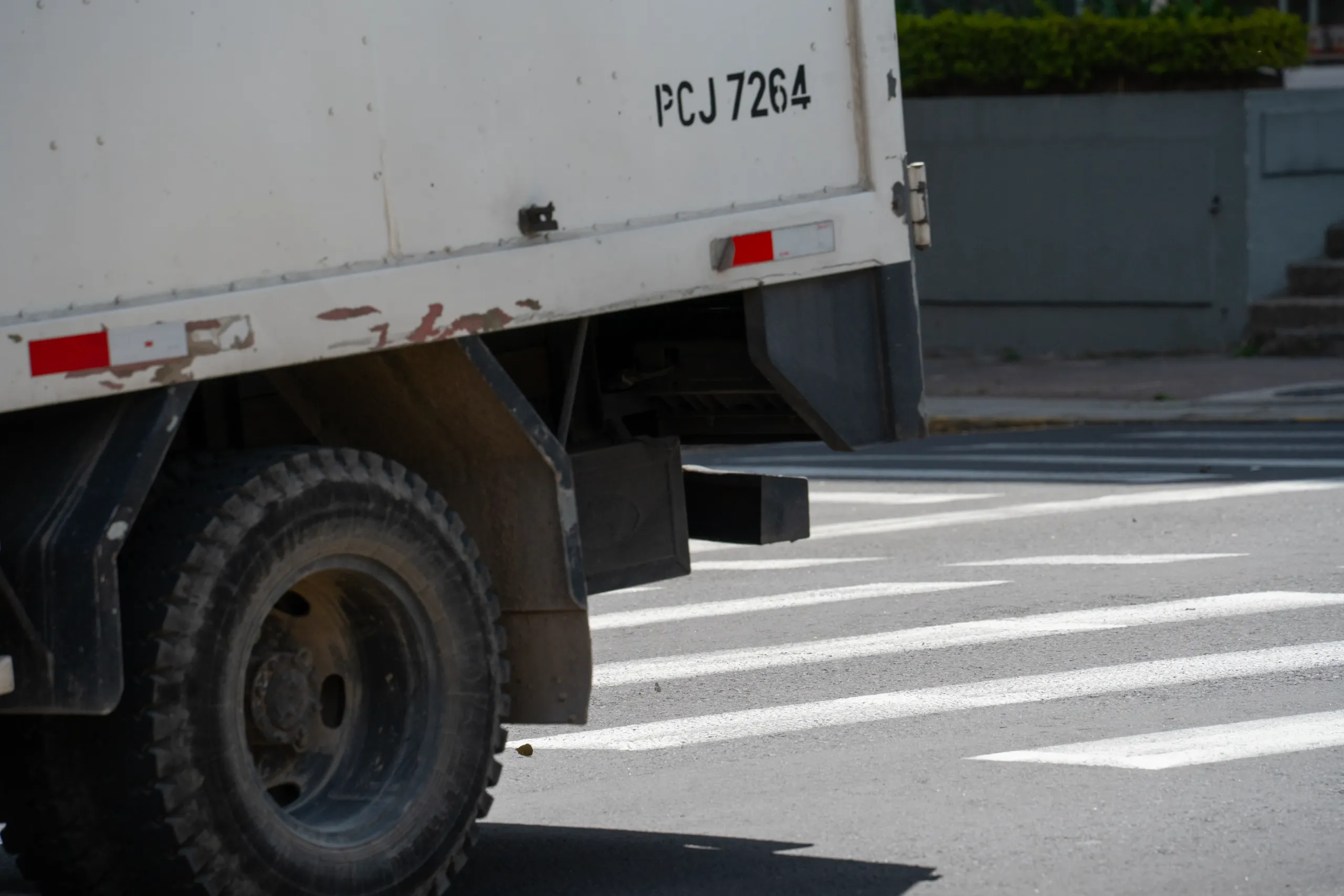 Tras los carros, el paso peatonal