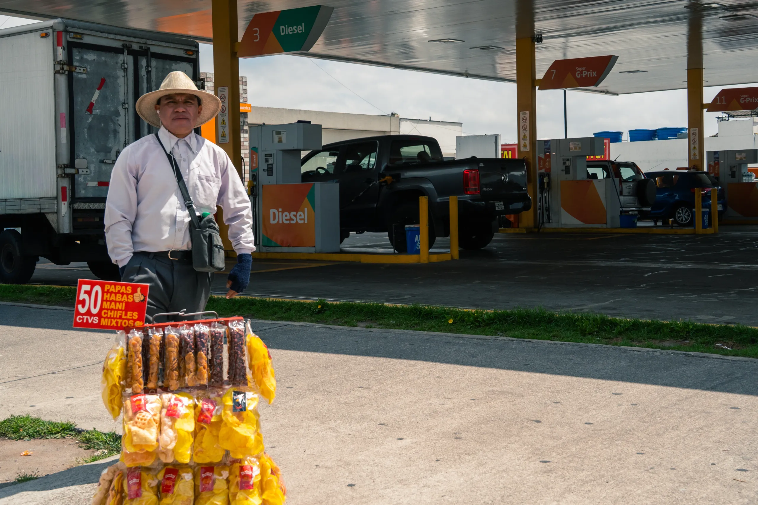 Una vendedor ambulante con su oferta de papas