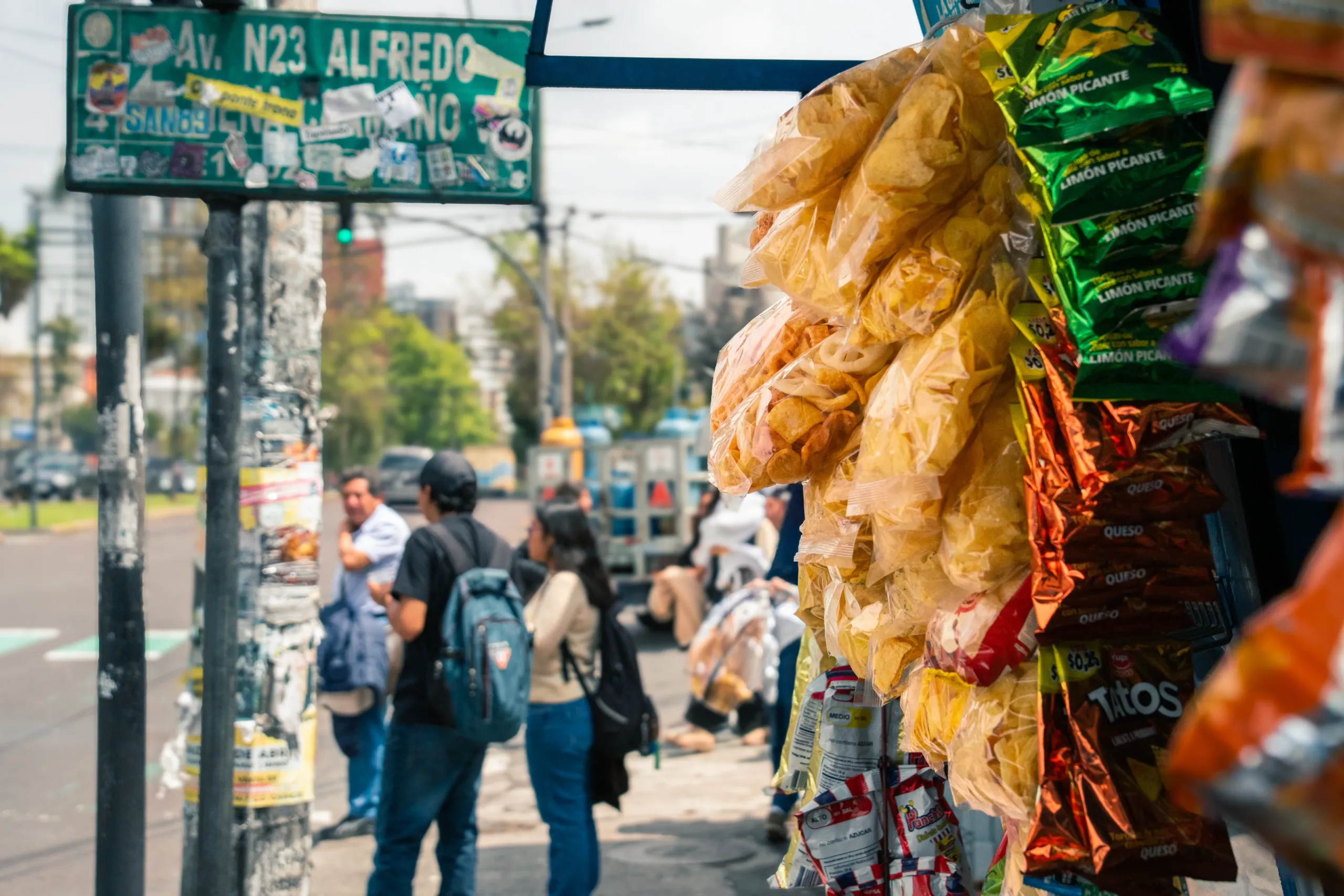 En las esquinas, en los buses, cuelgan y se arraciman.
