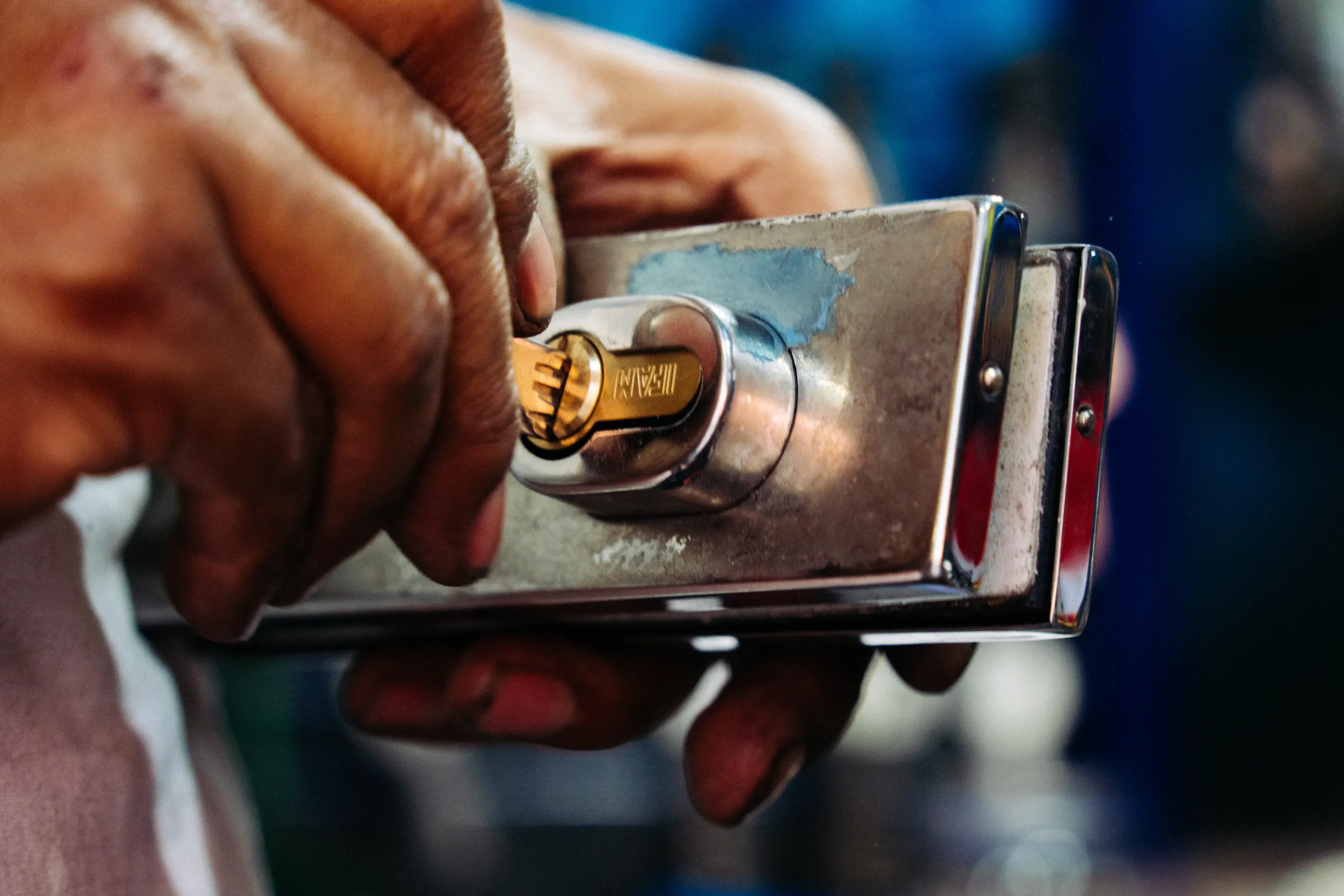 Una cerradura siendo reparada