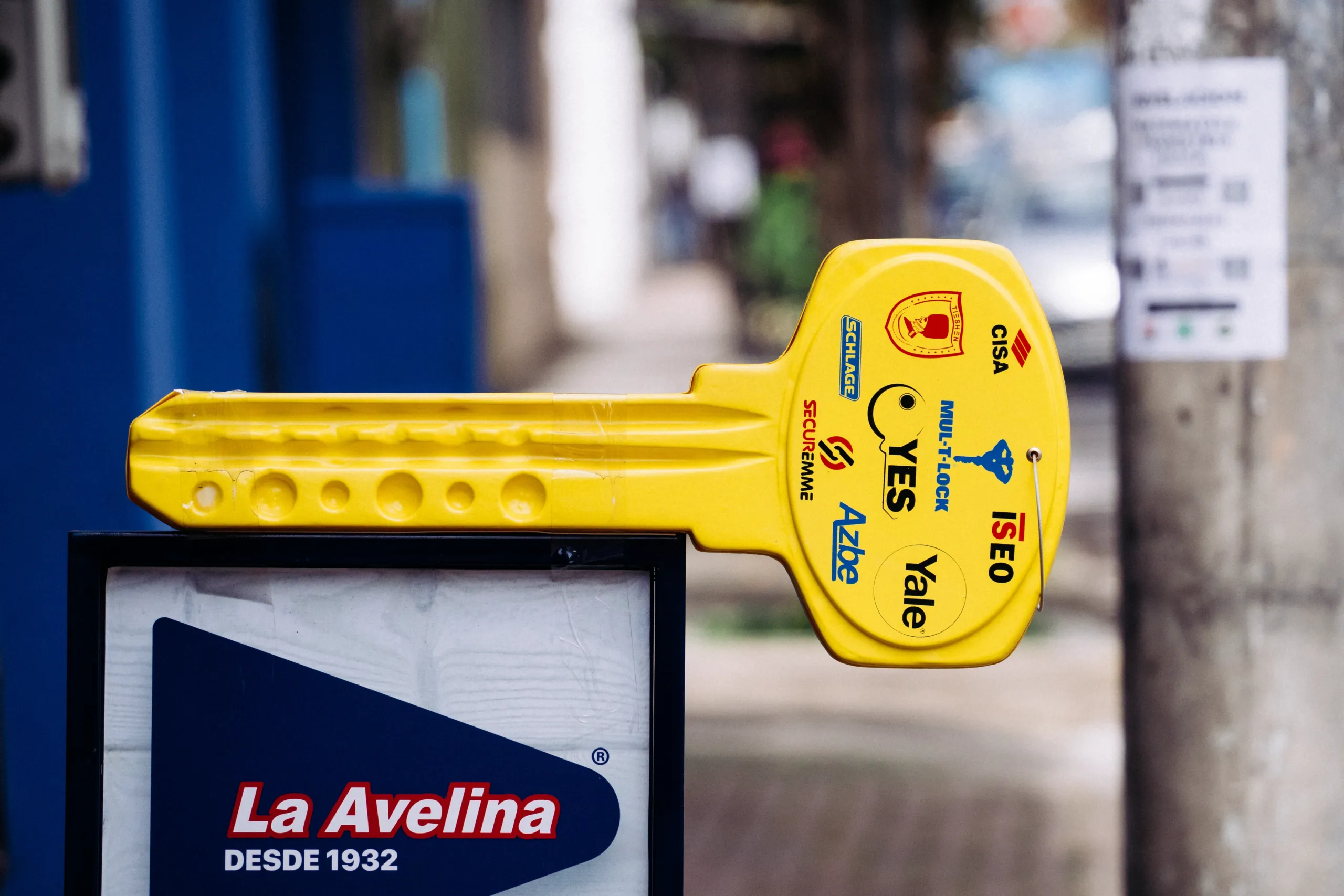 En la vereda, se anuncia: duplicamos llaves