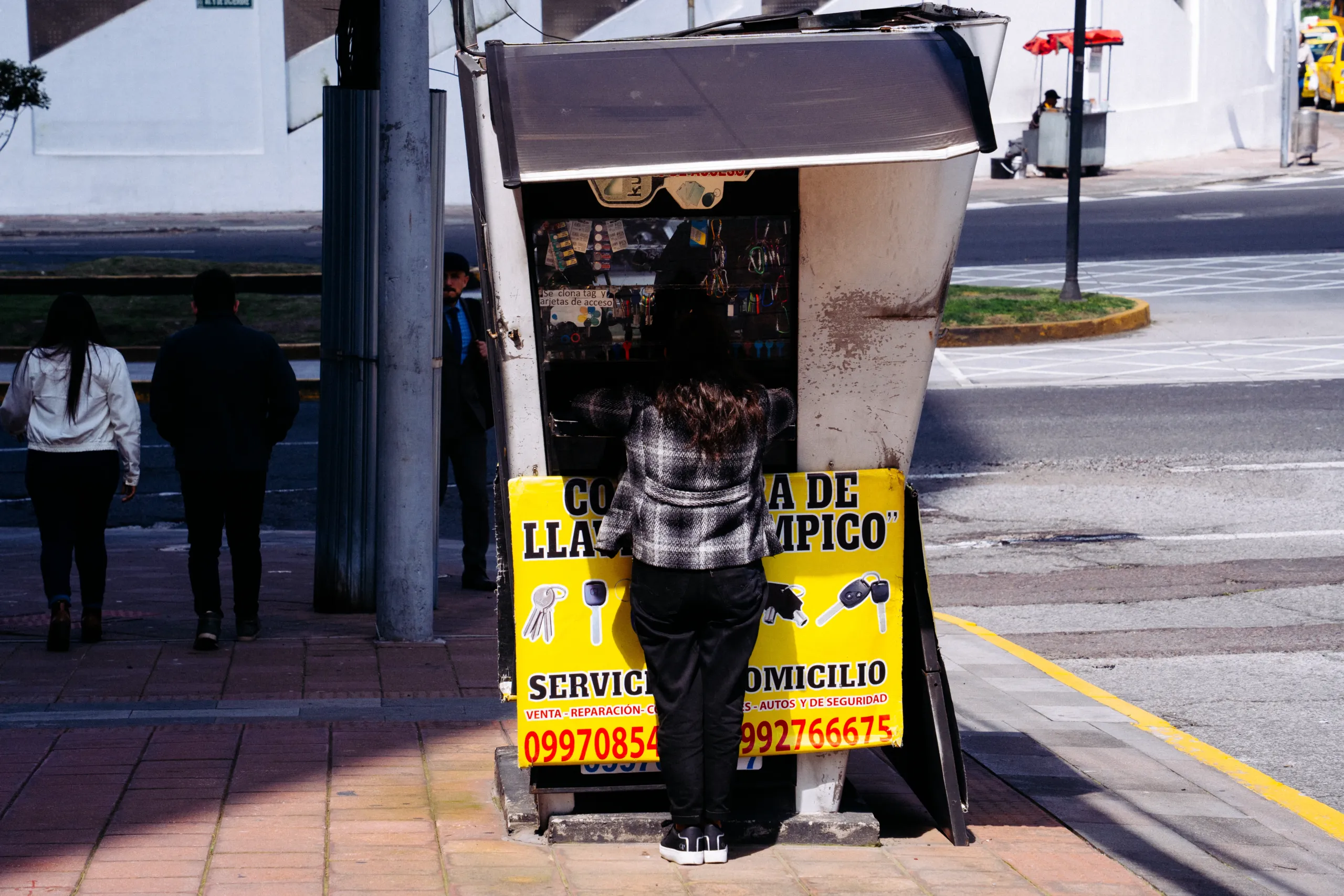 Puesto en la Seis de Diciembre y Portugal