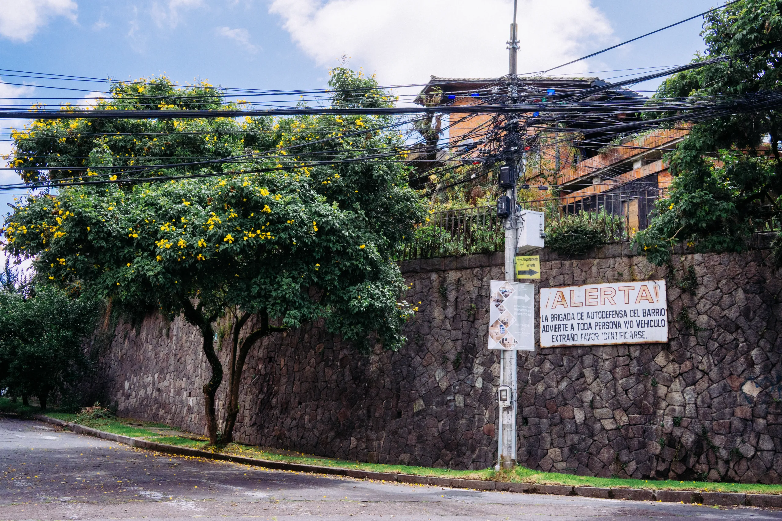 Letrero de alerta en un barrio: todo ladr&oacute;n ser&aacute; ajusticiado