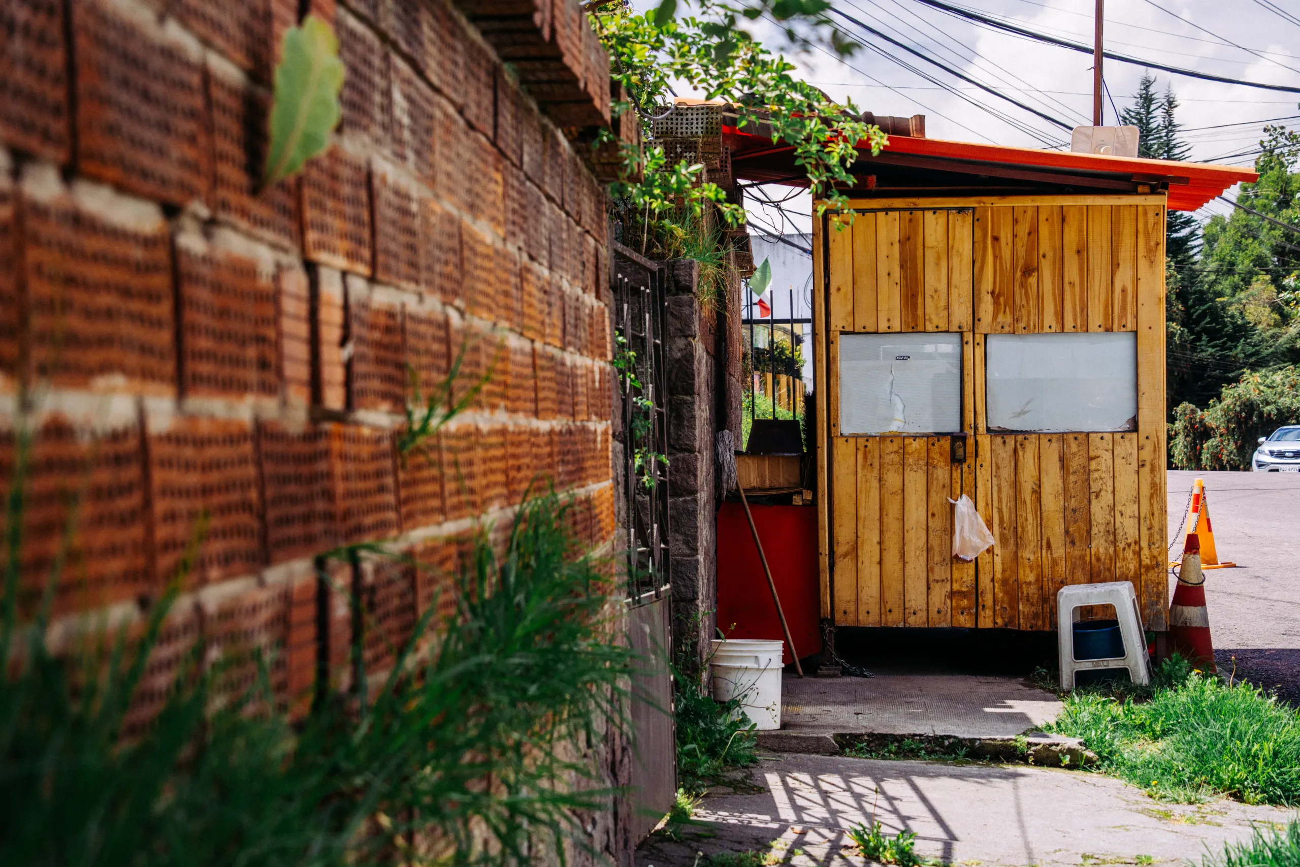 Una caseta de guardia hecha de madera