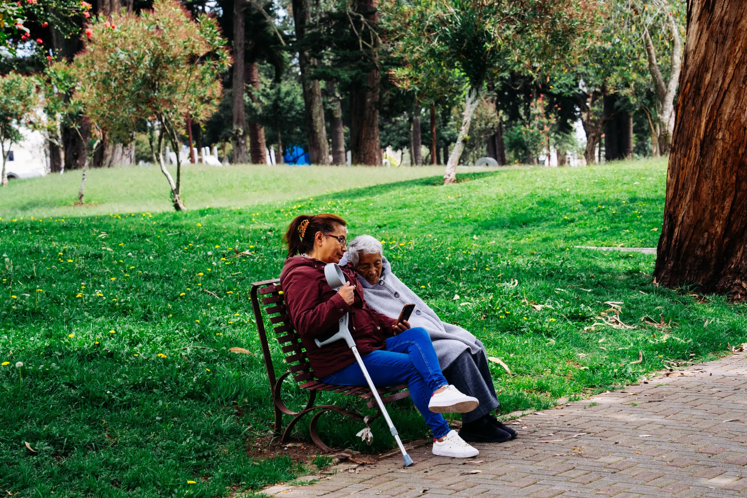 madre e hija, sentadas en una banca del parque ingl&eacute;s de Quito