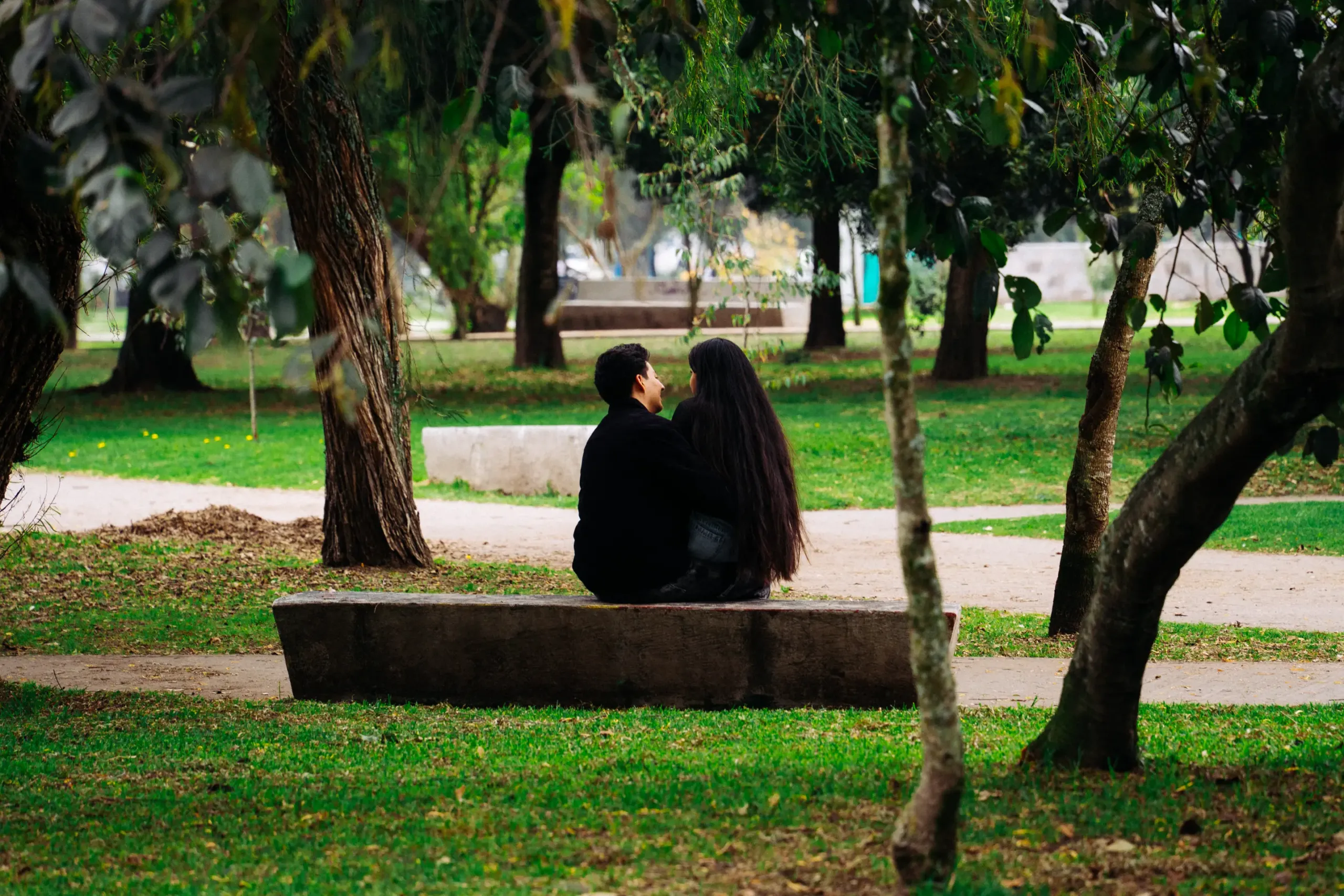 parejas que se eligen, en un parque de Quito