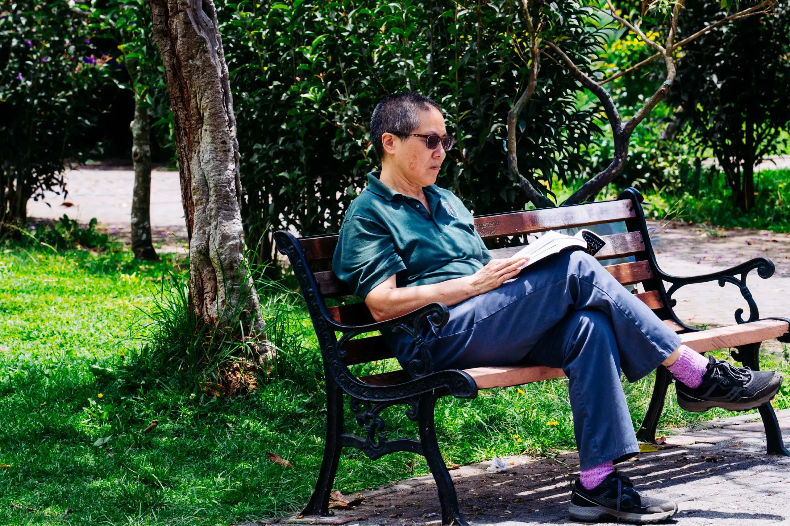 Un hombre lee en el parque de Cumbay&aacute;